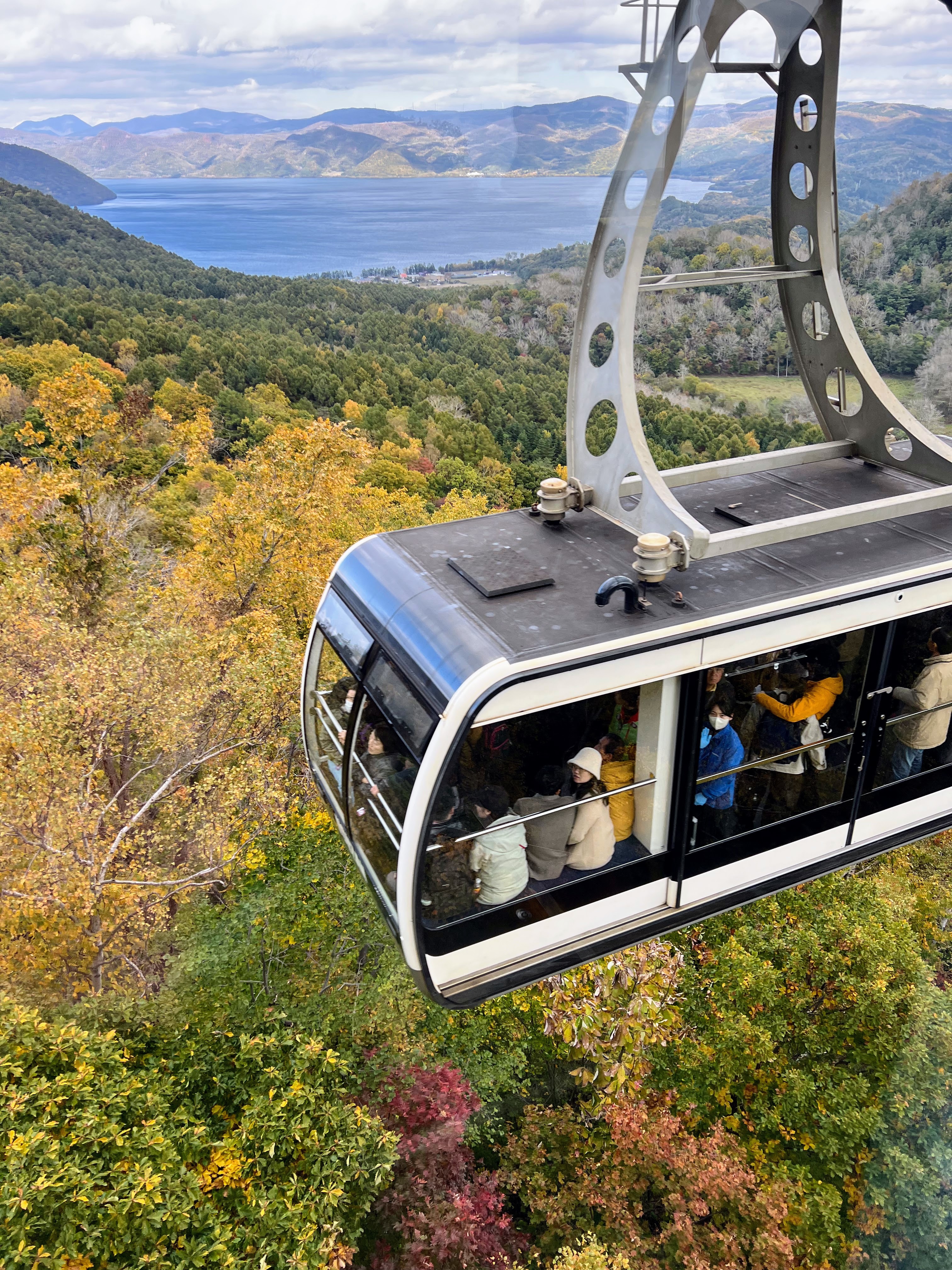 El teleférico hacia el volcán activo monte Usu, con el lago Toya al fondo.