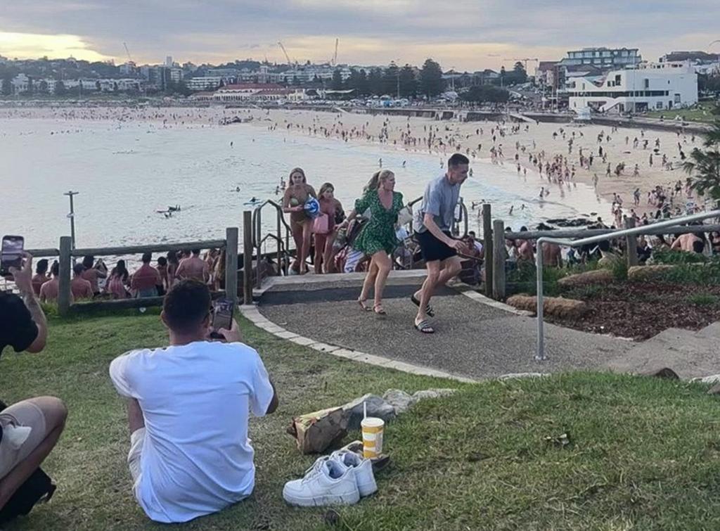 Avustralya'nın en işlek plajlarından biri olan Bondi Plajı'nda Yahudi kutlaması sırasında düzenlenen silahlı saldırıda en az 11 kişi öldü: Polis bunu “terör saldırısı” olarak değerlendiriyor