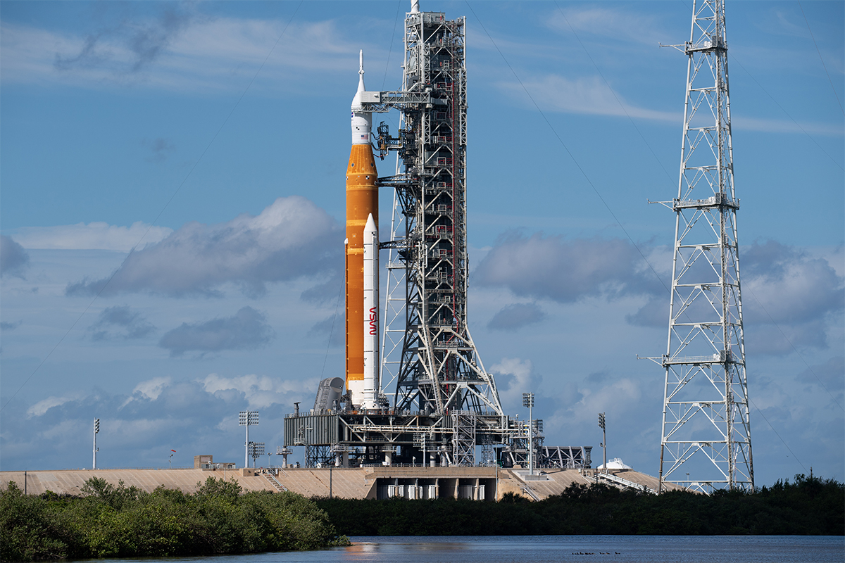 El cohete 'SLS' y la nave 'Orión' de la NASA, en la plataforma de lanzamiento de Florida.
