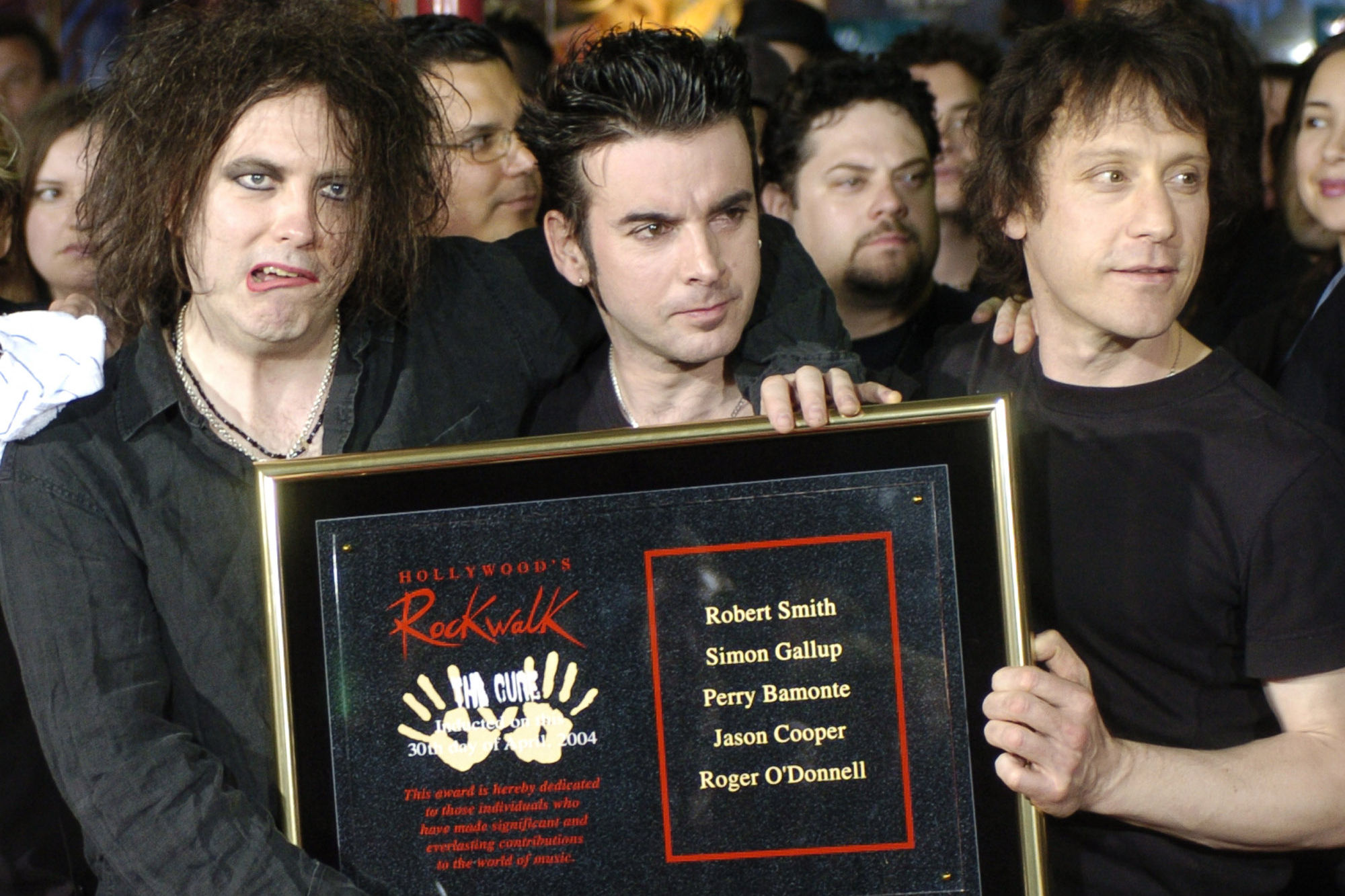 Robert Smith, izquierda, Simon Gallup, en el centro, y Perry Bamonte, en una imagen de 2004.