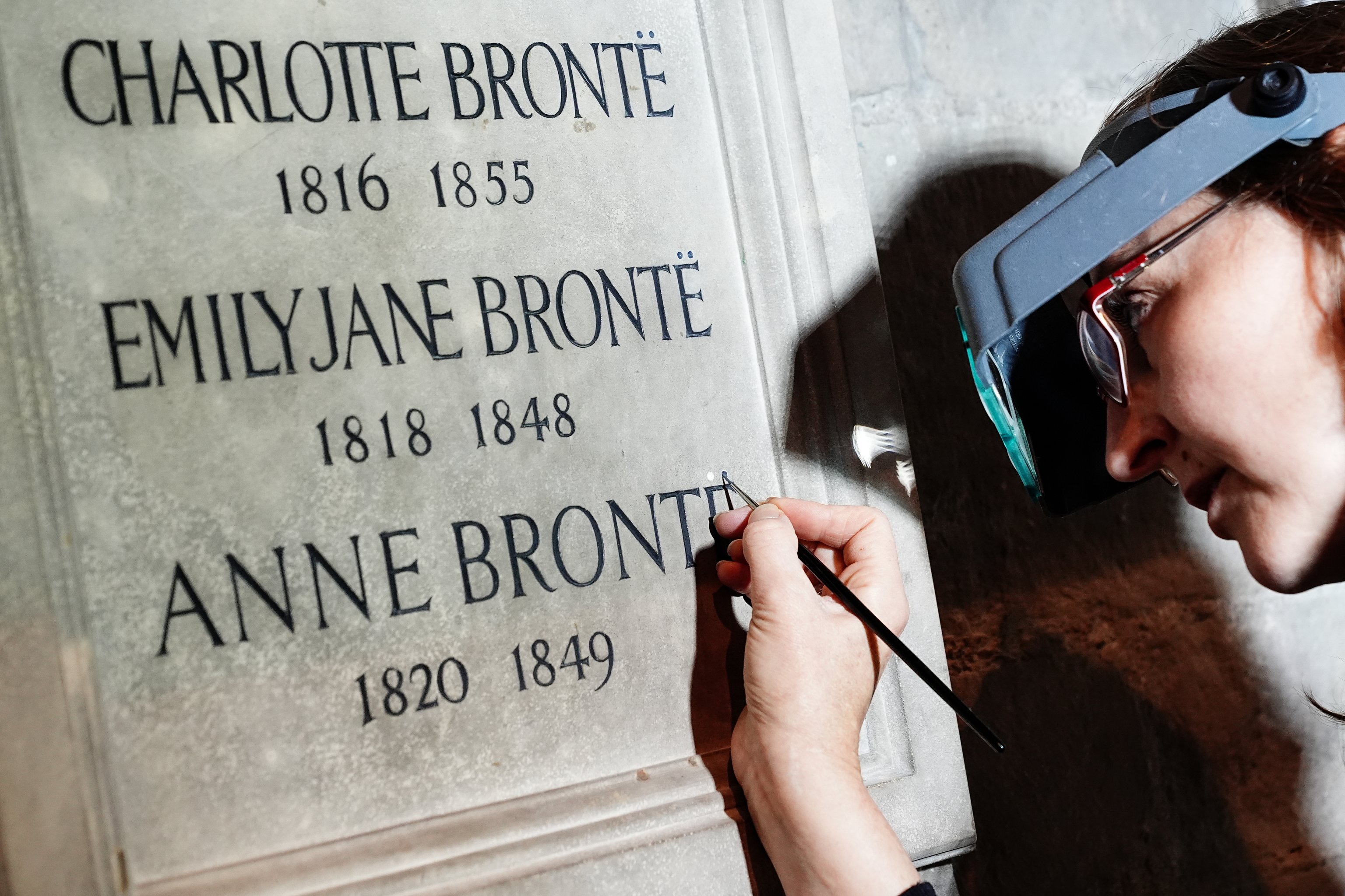 La conservadora Lucy Ackland retocando el homenaje a las hermanas Brontë en Londres