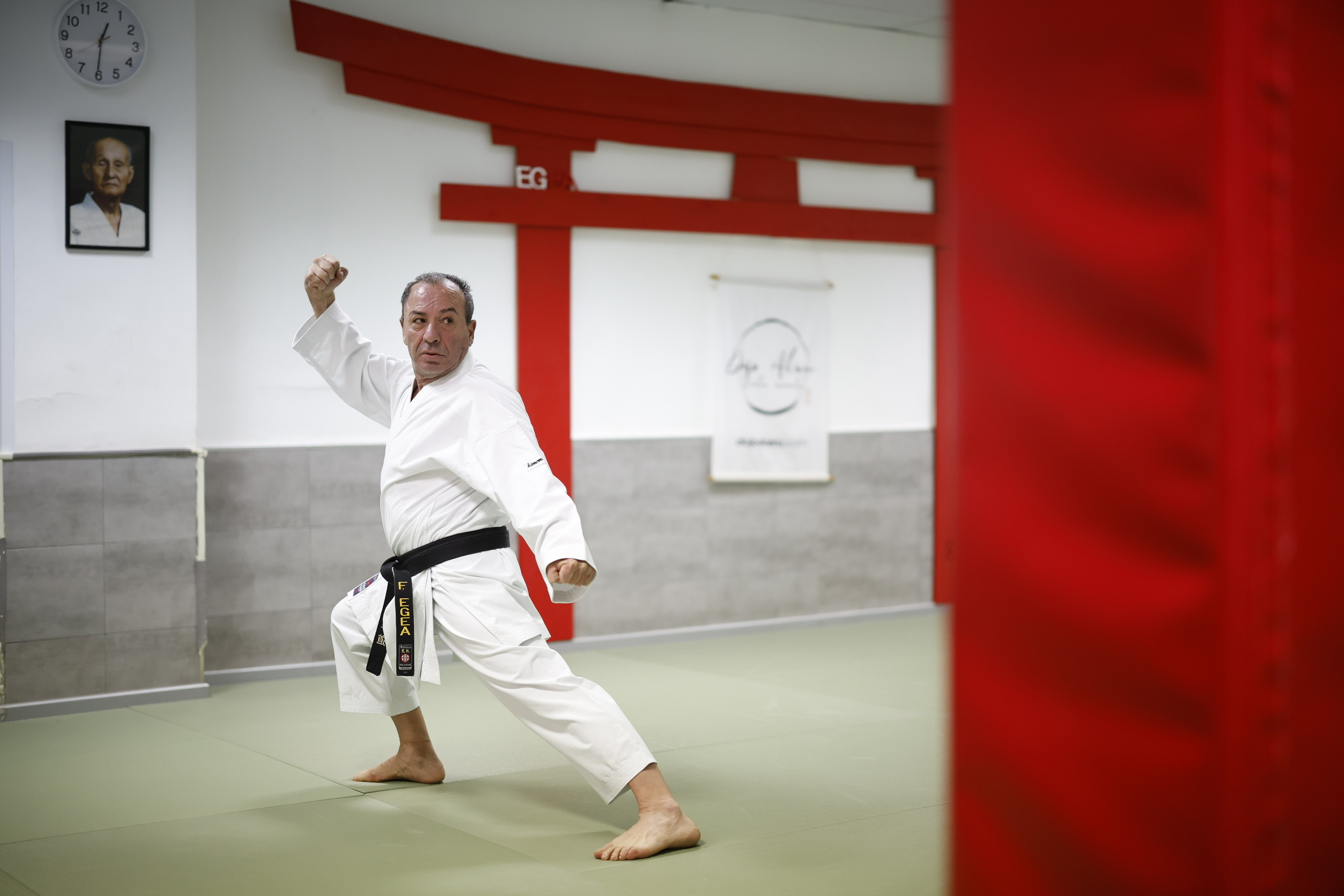 Cinsiyet şiddetine maruz kalma riski altındaki kadınlara dövüş sanatları öğreten İspanyol karate şampiyonu