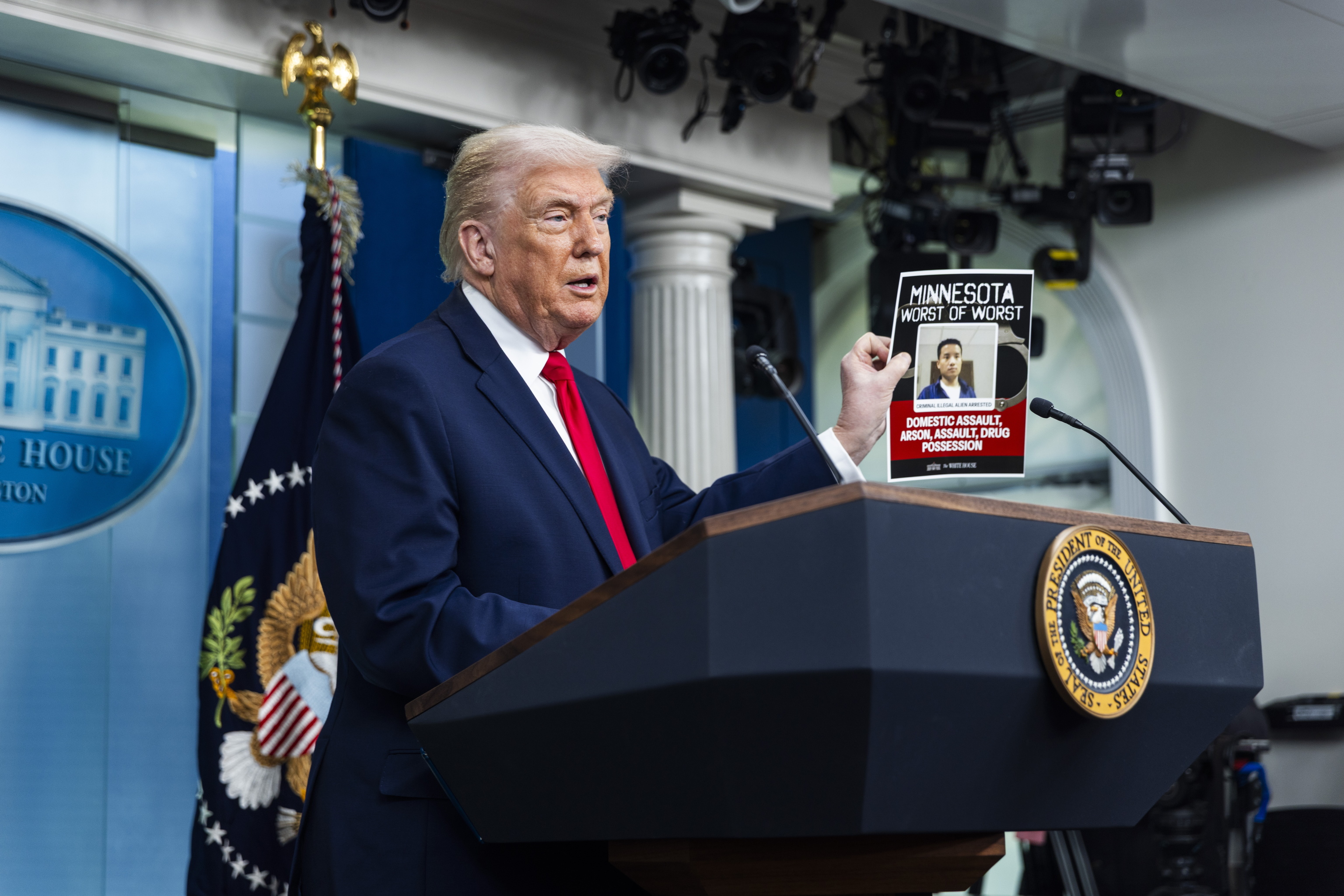 Trump abre la puerta por primera vez a que María Corina Machado juegue ...