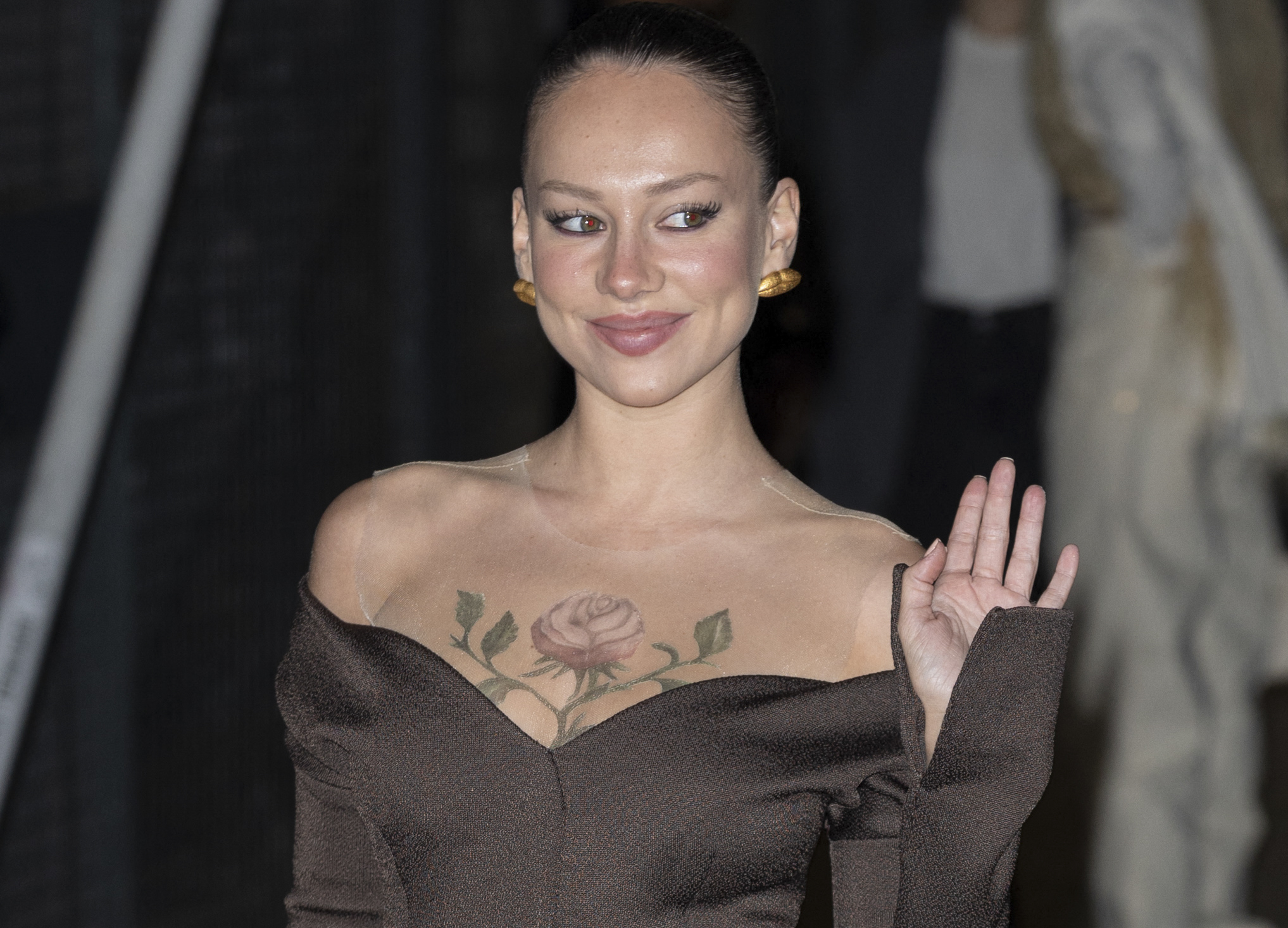 el-fiest-n-de-ester-exp-sito-por-su-cumplea-os-dos-vestidos-muchos