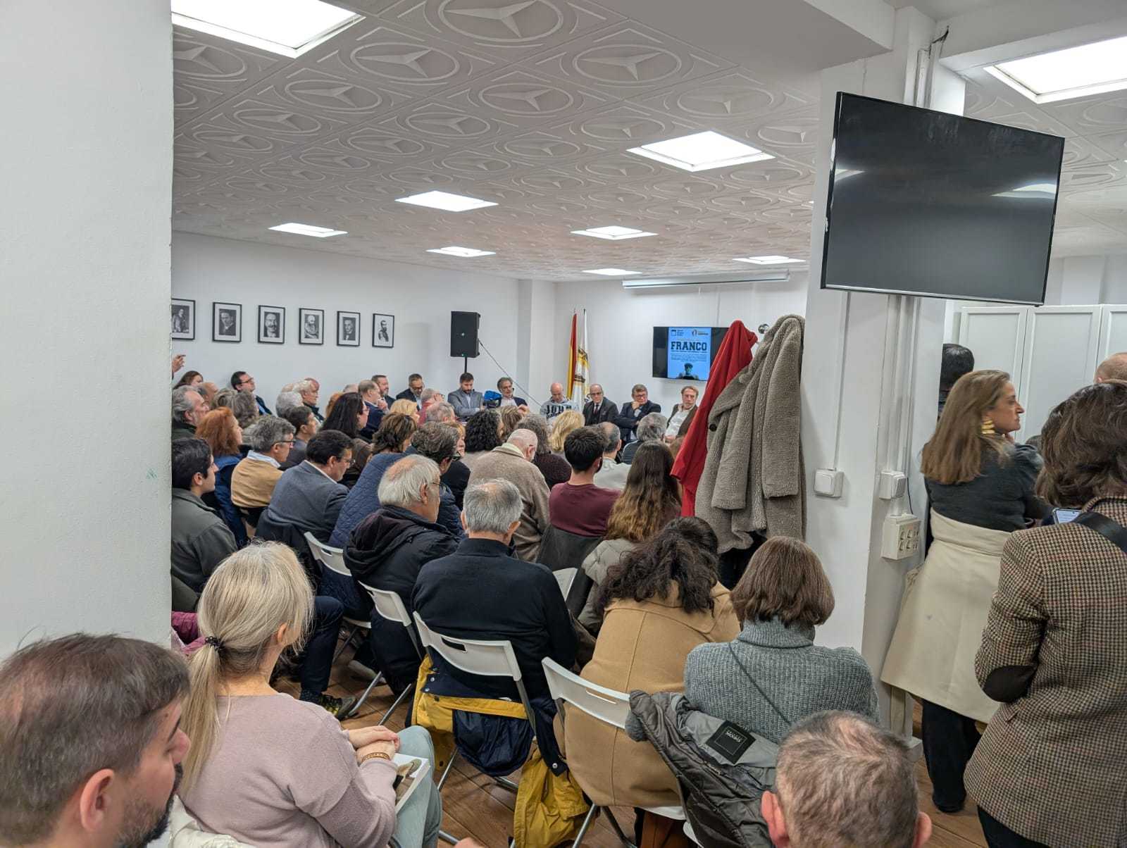 Cientos de personas llenan el espacio Ardemans durante la presentación.