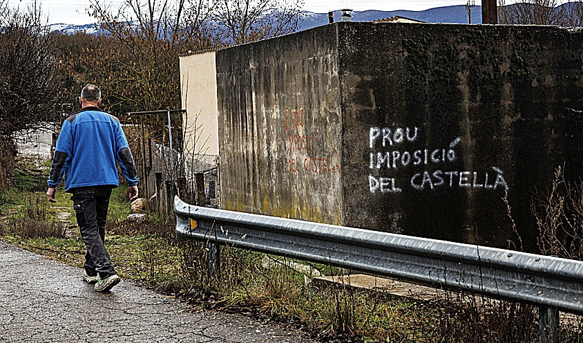 «Suficiente imposición del castellano», han escrito en un muro en las afueras.
