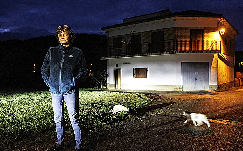 Ana Bergua frente a su casa, ubicada en Cataluña según el trazado de la frontera.