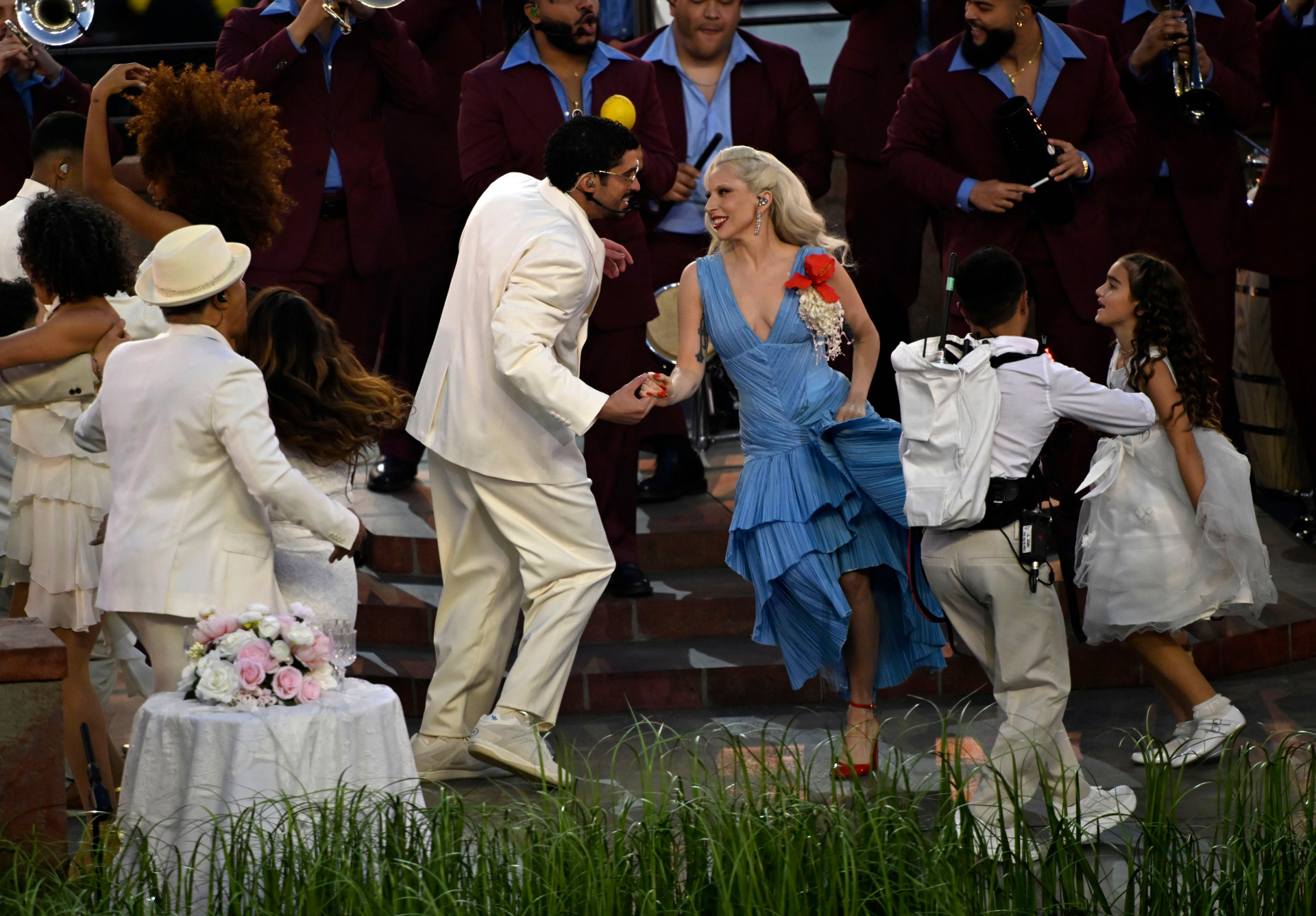 Bad Bunny y Lady gaga, durante el espectáculo del intermedio de la Super Bowl.