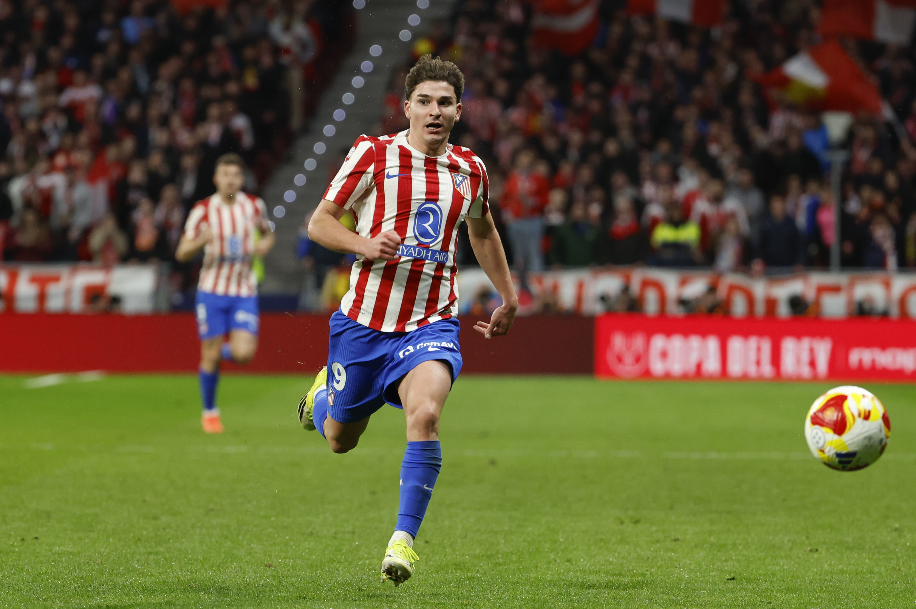 Julián Álvarez conduce un balón.