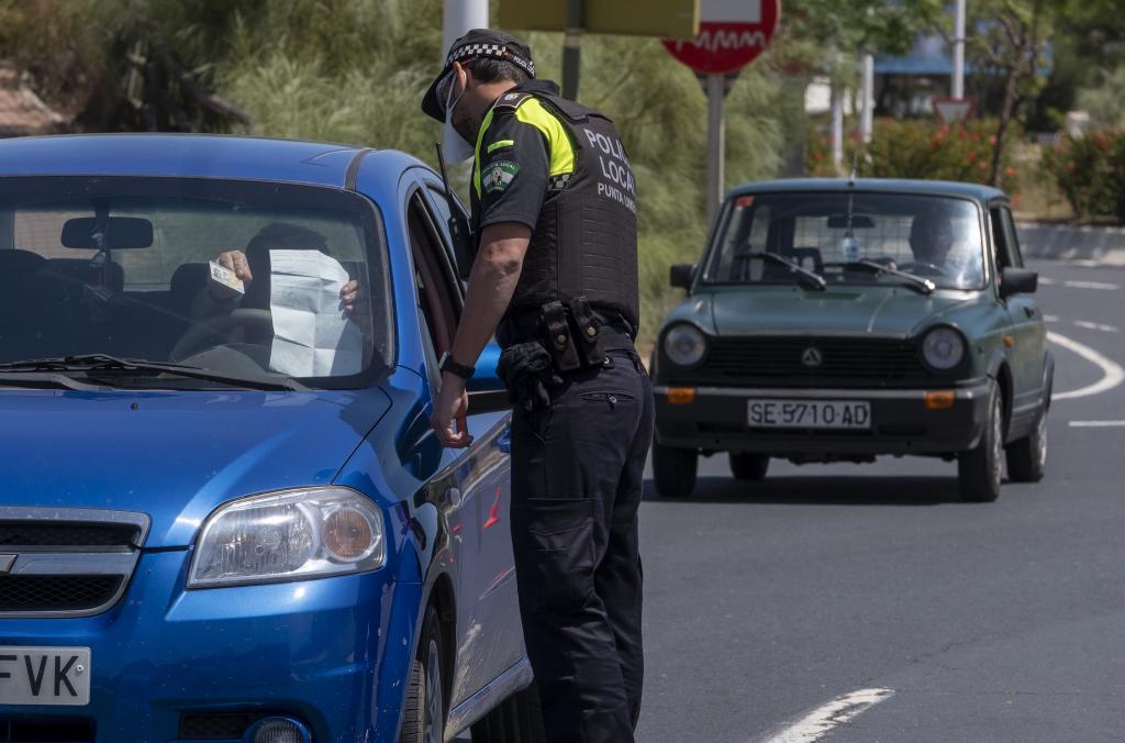 Denuncian a un conductor sin carné, drogado y armado con dos grandes ...