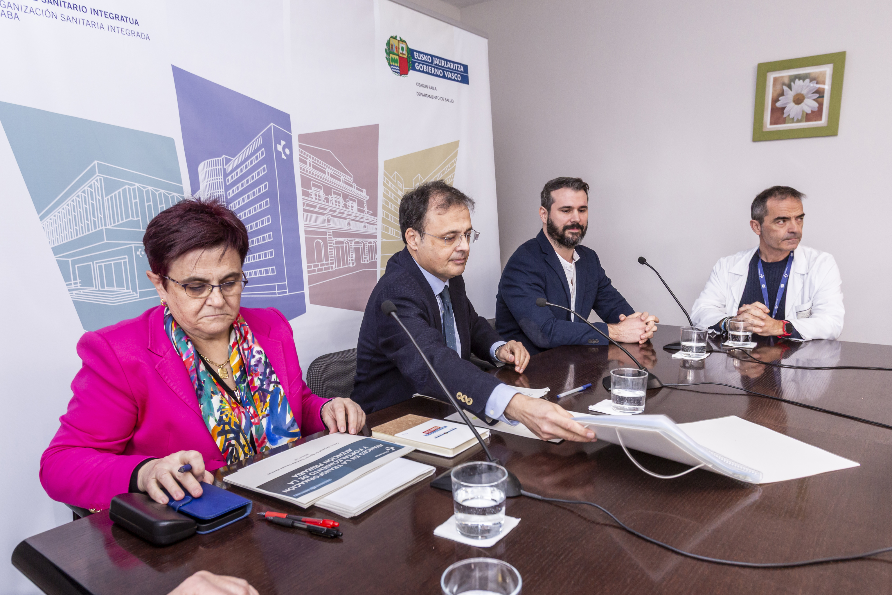 La directora general de Osakidetza Lorea Bilbao, el consejero Alberto Martínez y el director de asistencia Koldo Berganzo.