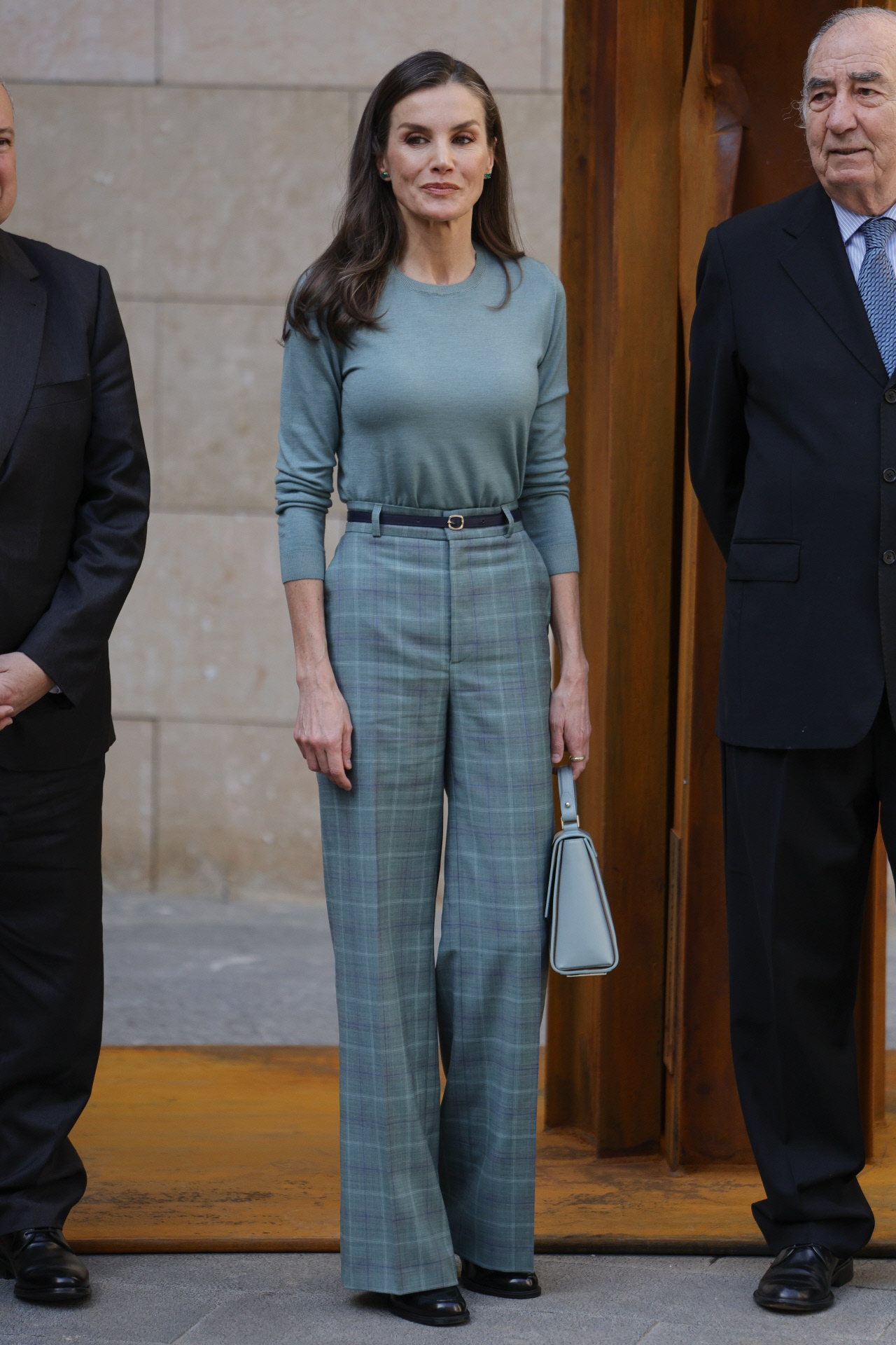 Kraliçe Letizia, Huesca gezisi sırasında adaçayı yeşili ve 'İspanya'da üretilmiş' mücevherlerden oluşan bir görünüm tercih ediyor