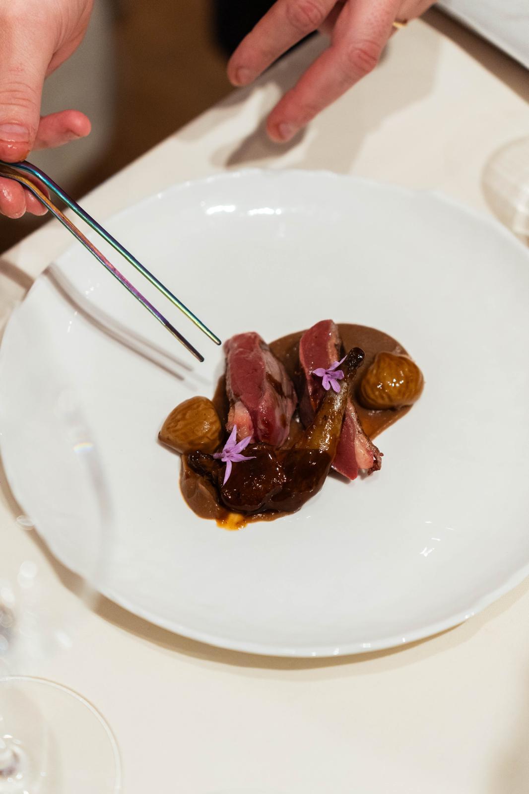 Pichón de Bresse con reducción de sus jugos y castaña de foie.