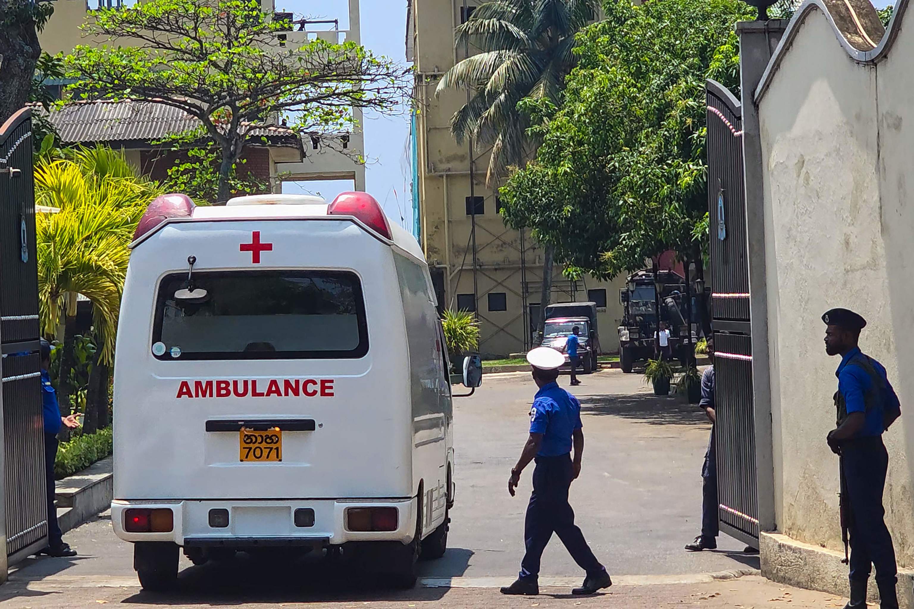 Una ambulancia entra en el cuartel general naval del sur de Sri Lanka, en Galle, para recoger a marineros rescatados de la fragata iraní.