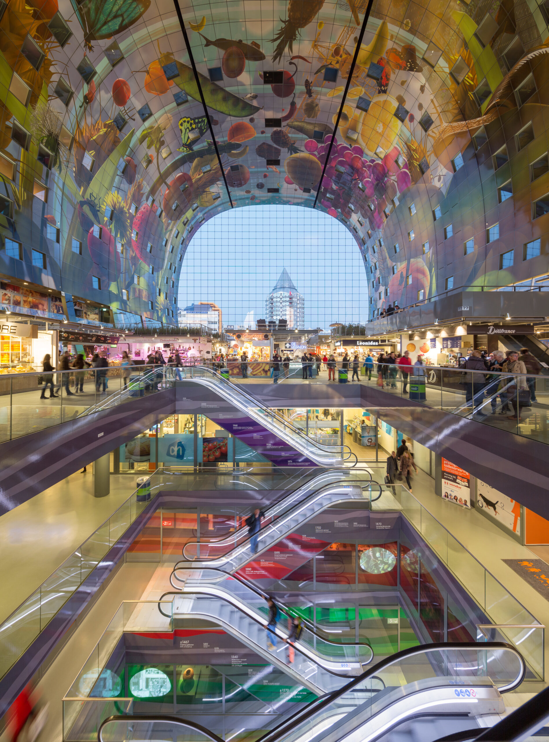 Interior del mercado cubierto Markthal.