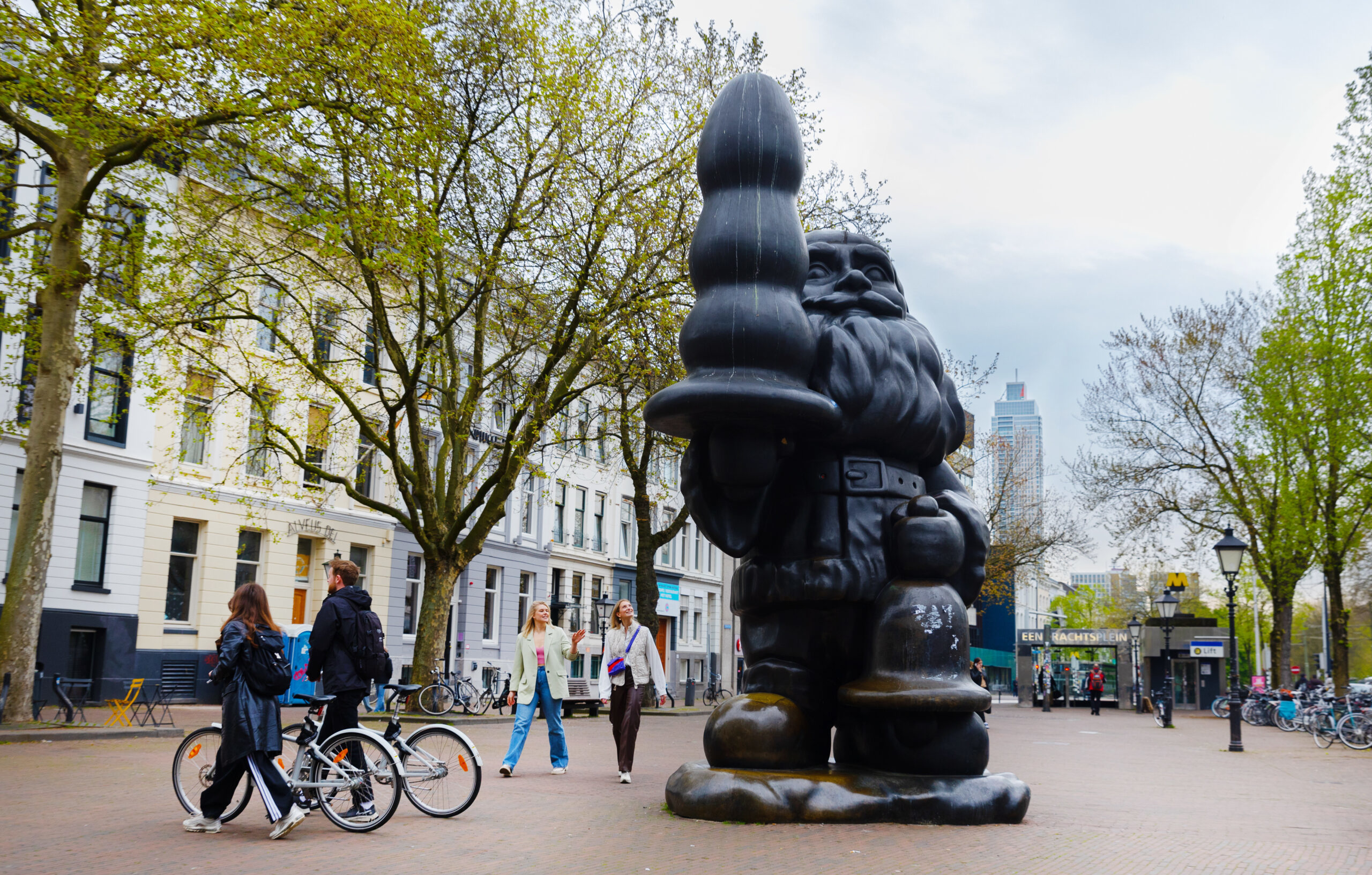 Escultura de Santa Claus en el casco histórico.