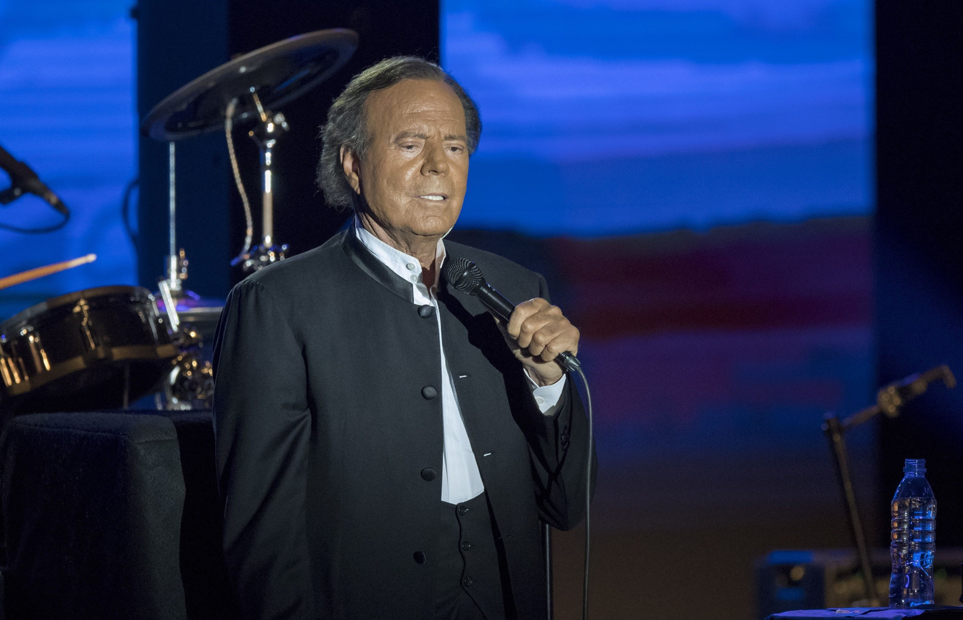 Julio Iglesias, durante una actuaci�n.