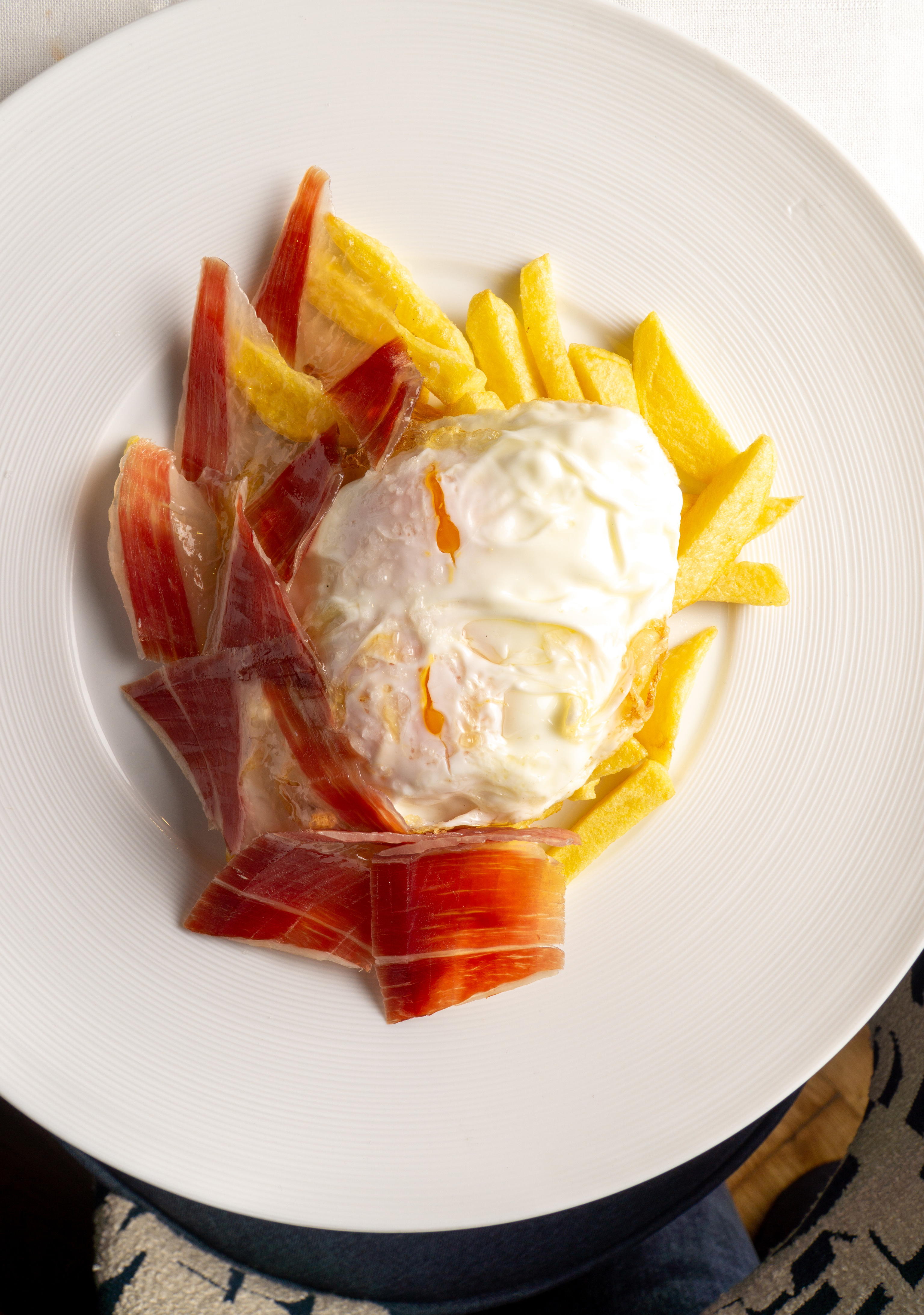 Huevos con jamón y patatas de Cinco Jotas Madrid.