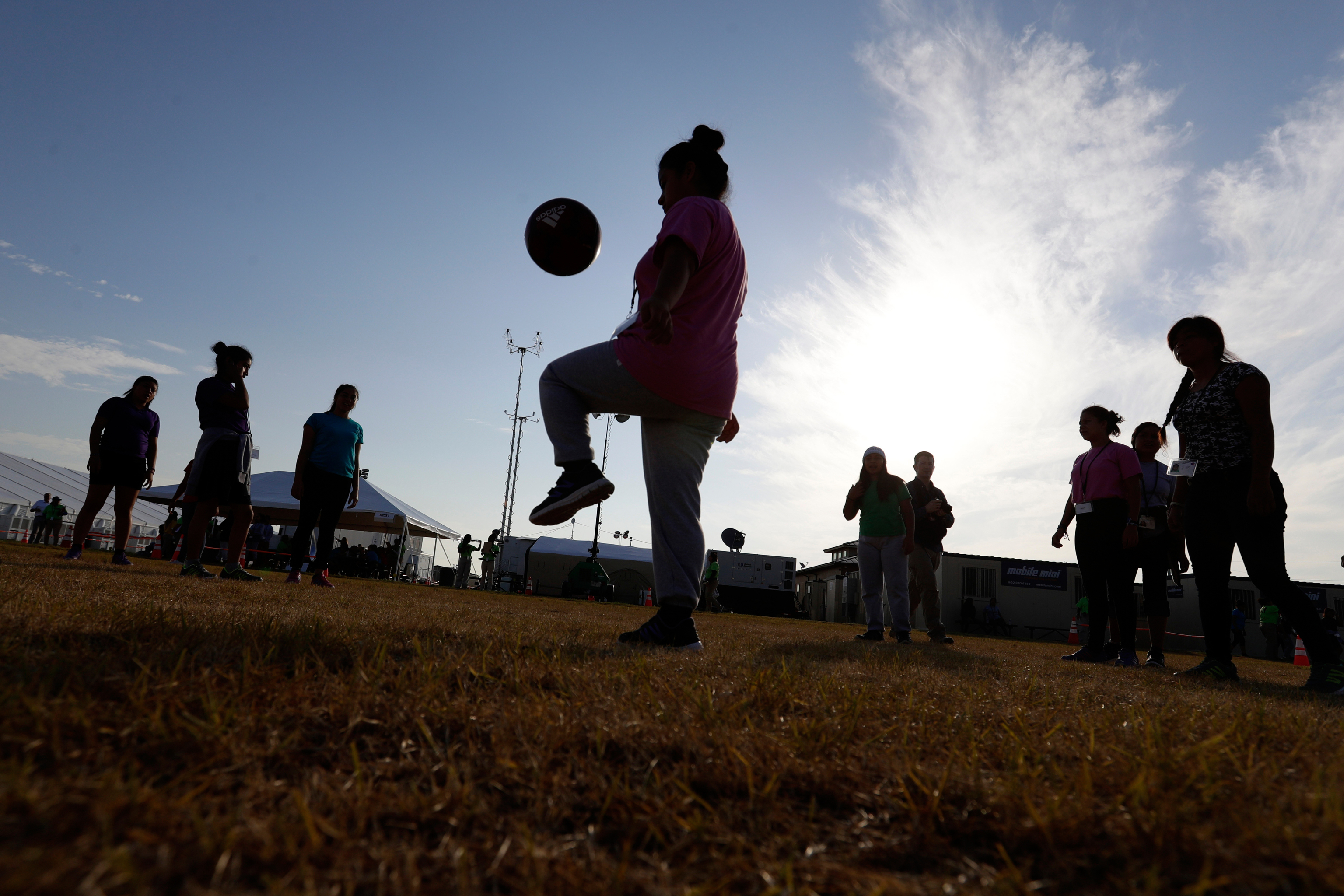 Niños y niñas jugando al fútbol.