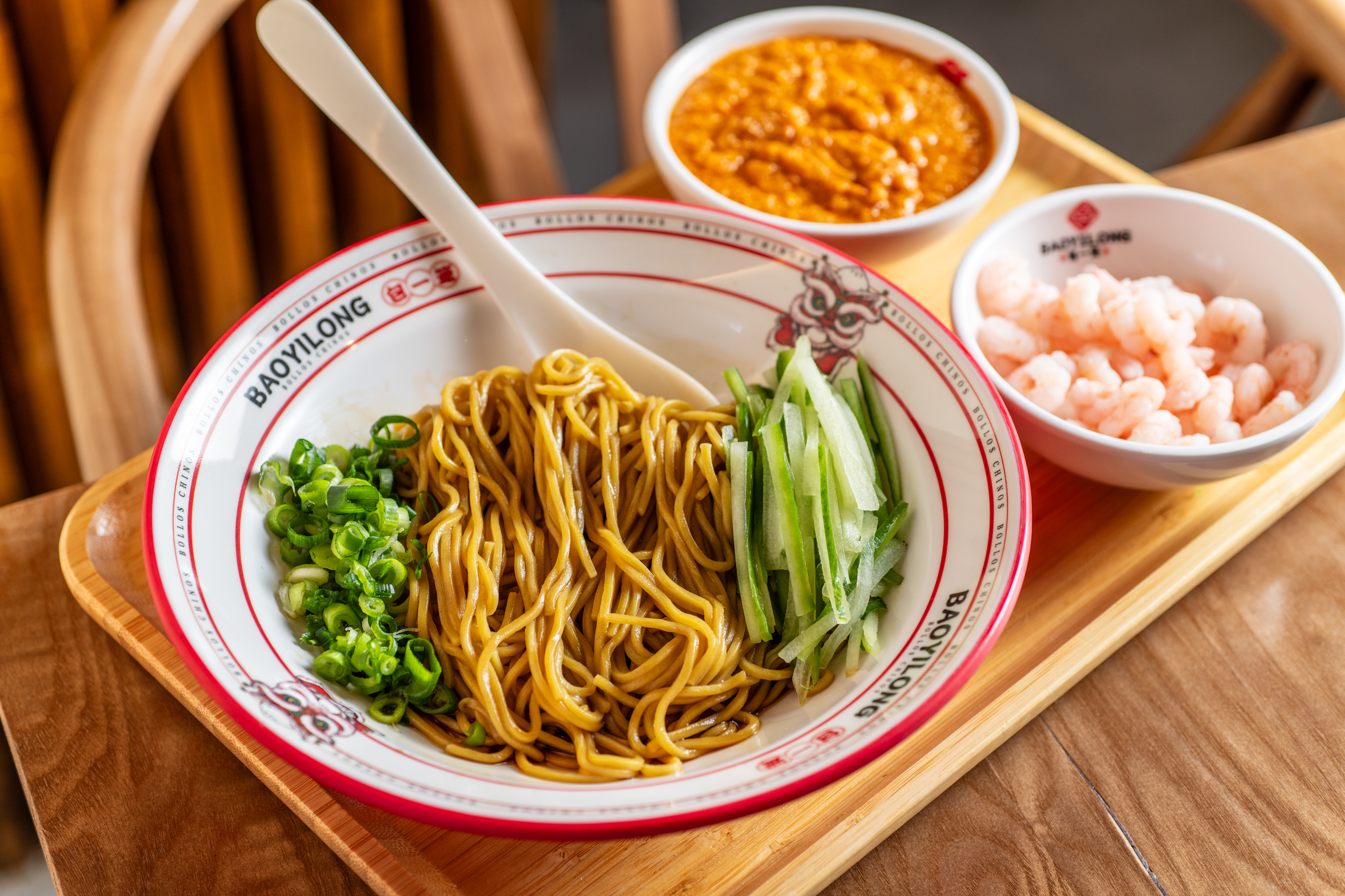 Noodles con verduras frescas y sopas completan la oferta de este comedor.