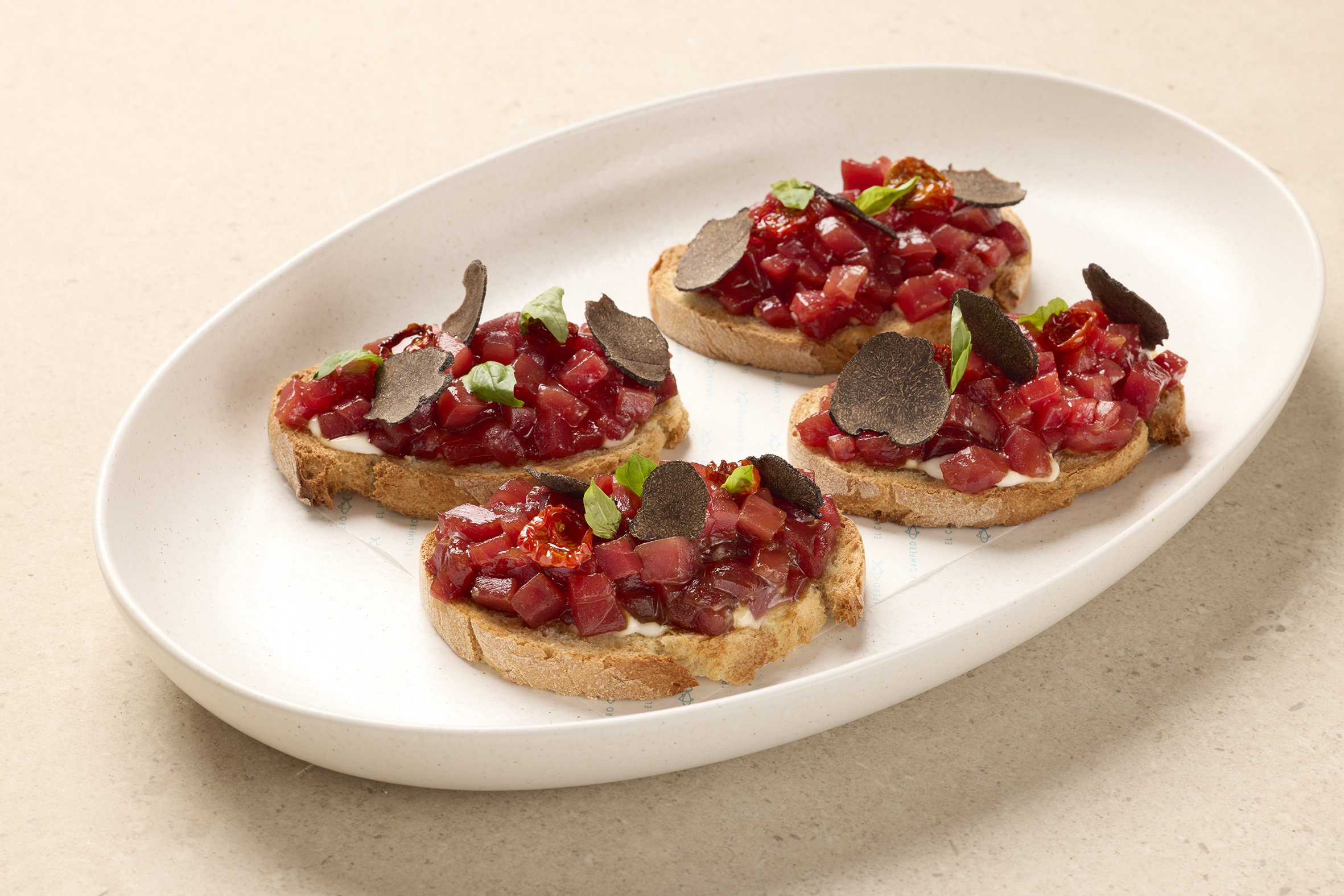 Las famosas tostas de atún y trufa.