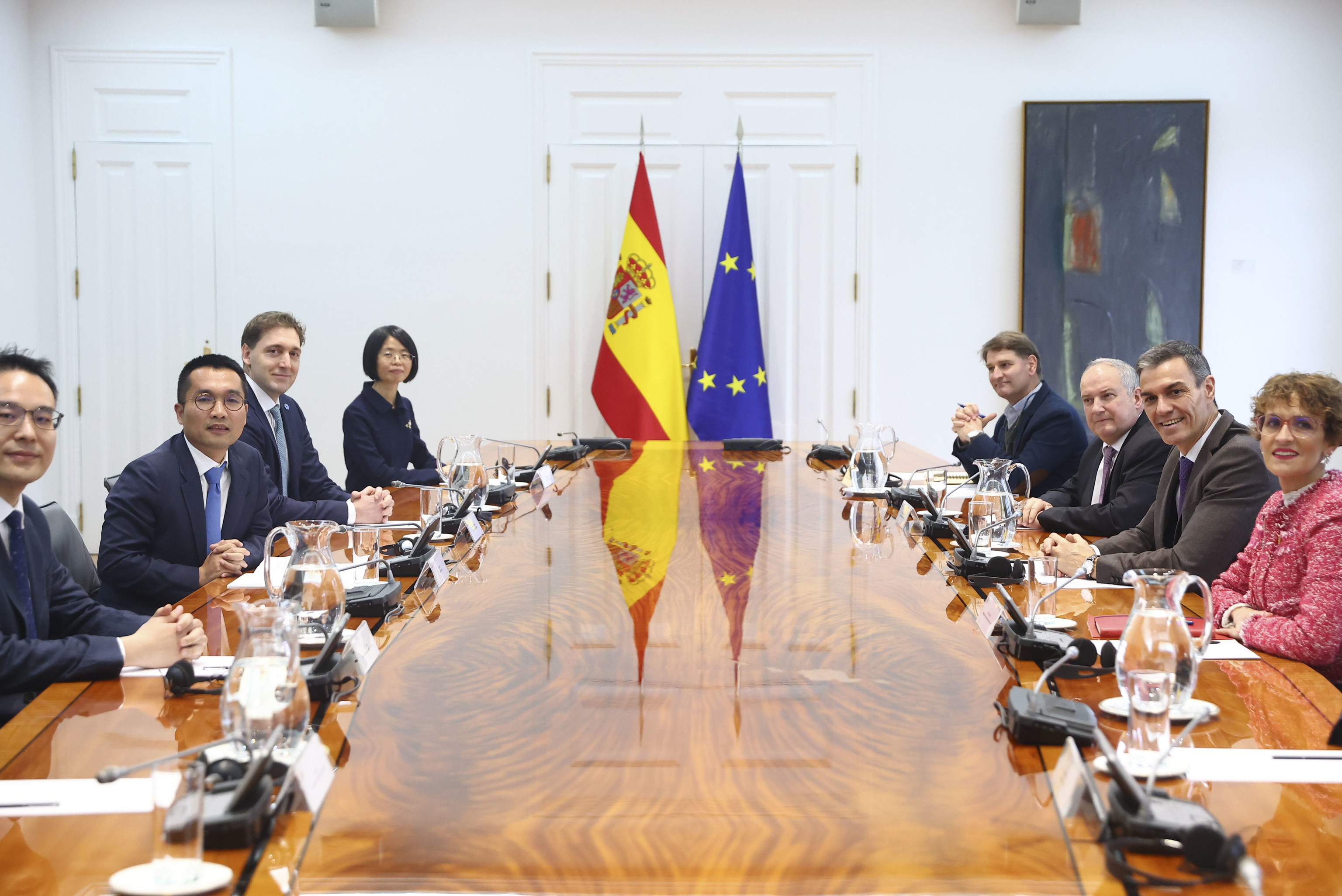 María Chivite, en primer plano, como parte de la representación de España junto a Sánchez y frente a la delegación de Hithium Energy Storage.