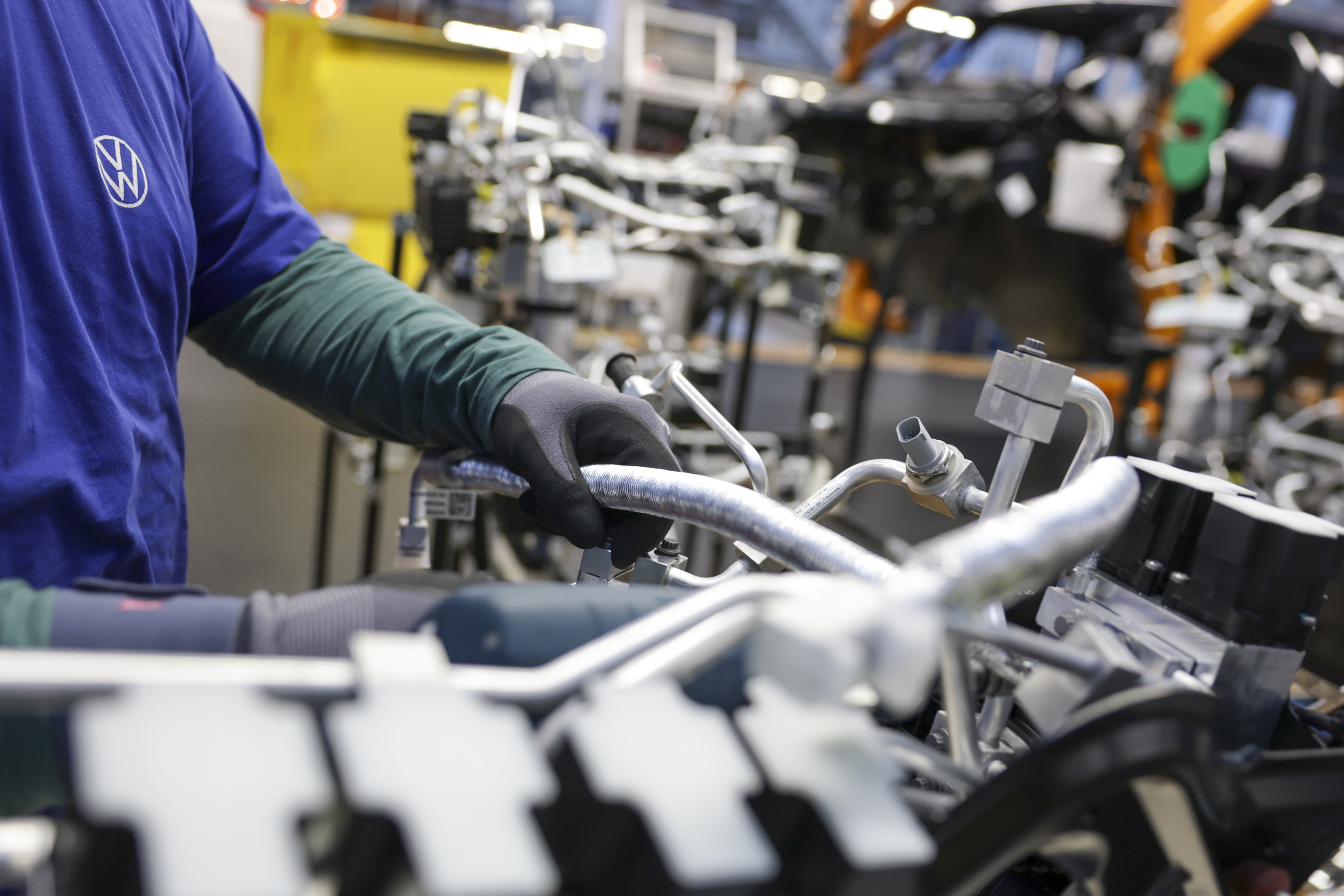 Un trabajador de Volkswagen trabaja en el modelo ID. Buzz en la fábrica del grupo en Hanover, Alemania.