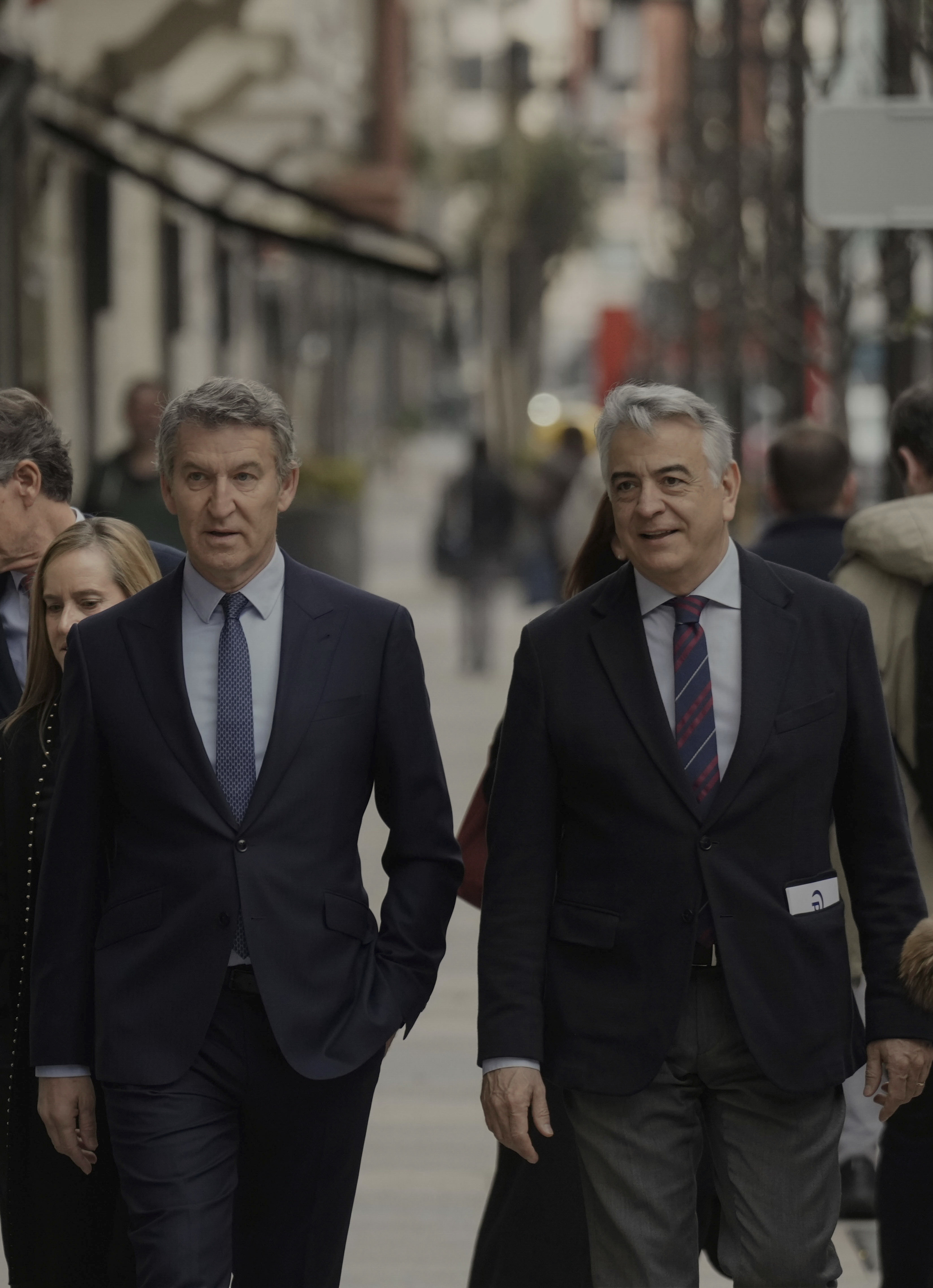 El presidente del PP Alberto Núñez Feijóo junto al líder de su partido en Euskadi Javier de Andrés en Bilbao.
