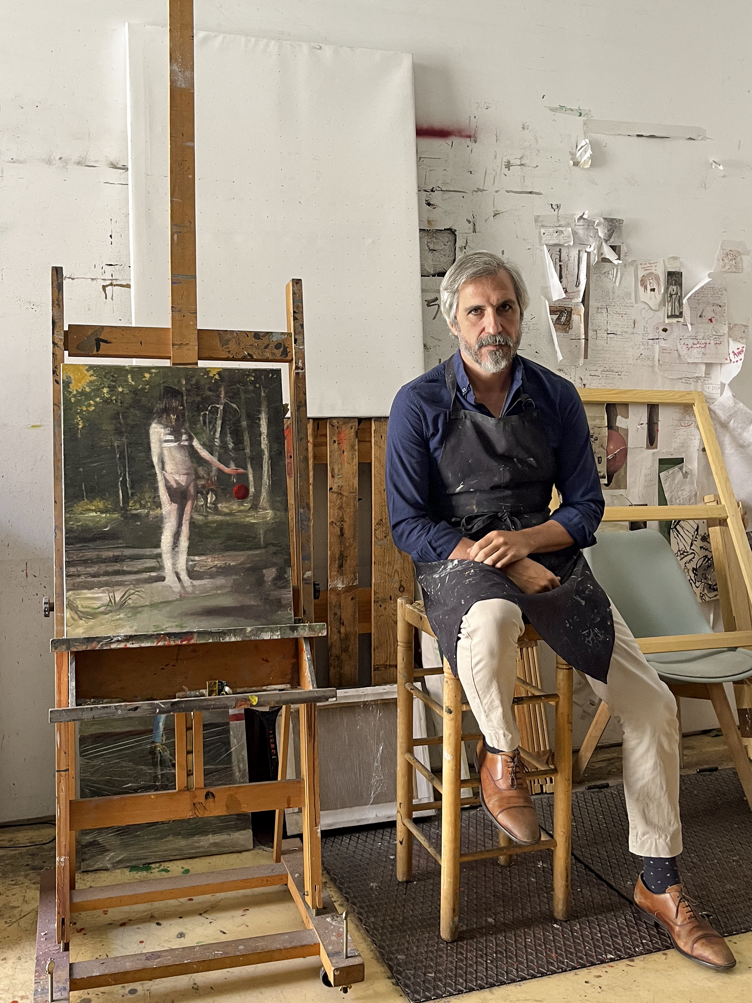 El artista ��igo Navarro, junto a una de sus obras, en su estudio.