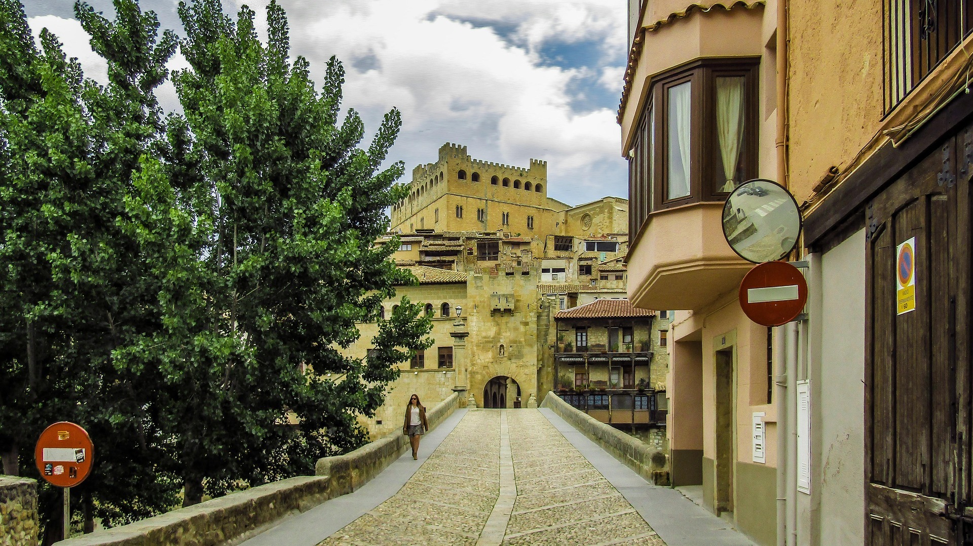 El bonito pueblo de Teruel que se merece una visita: calles de piedra ...