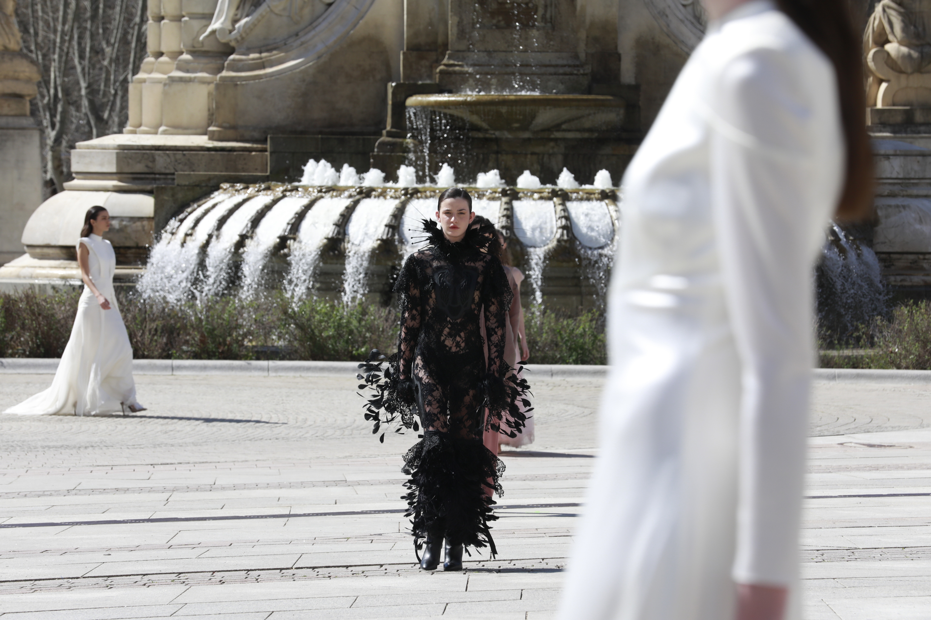 Varias modelos en el desfile inaugural de Madrid es Moda, ayer, en Plaza de Espa�a.