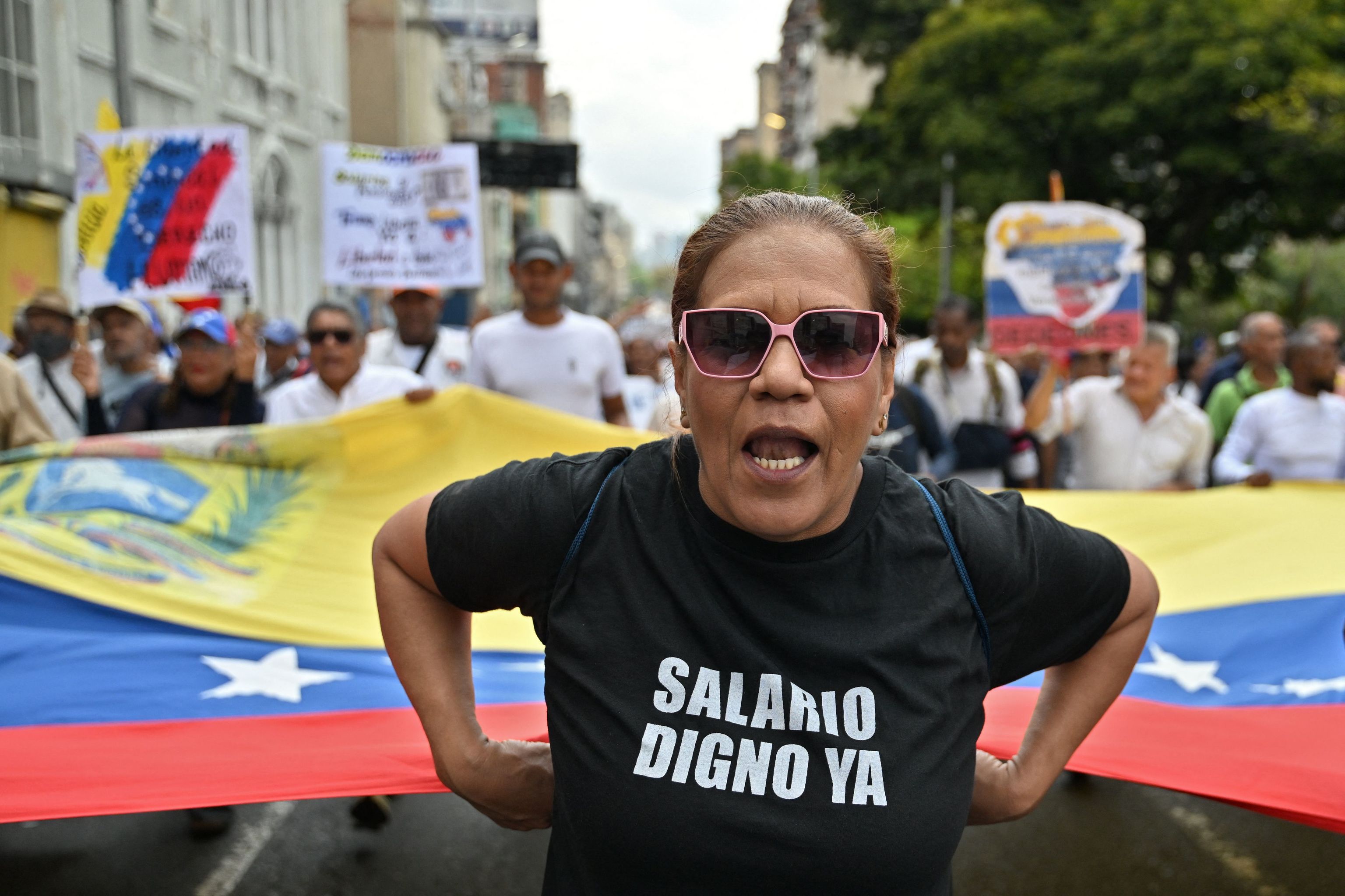 Trabajadores y jubilados rompen el muro policial en Caracas | Internacional