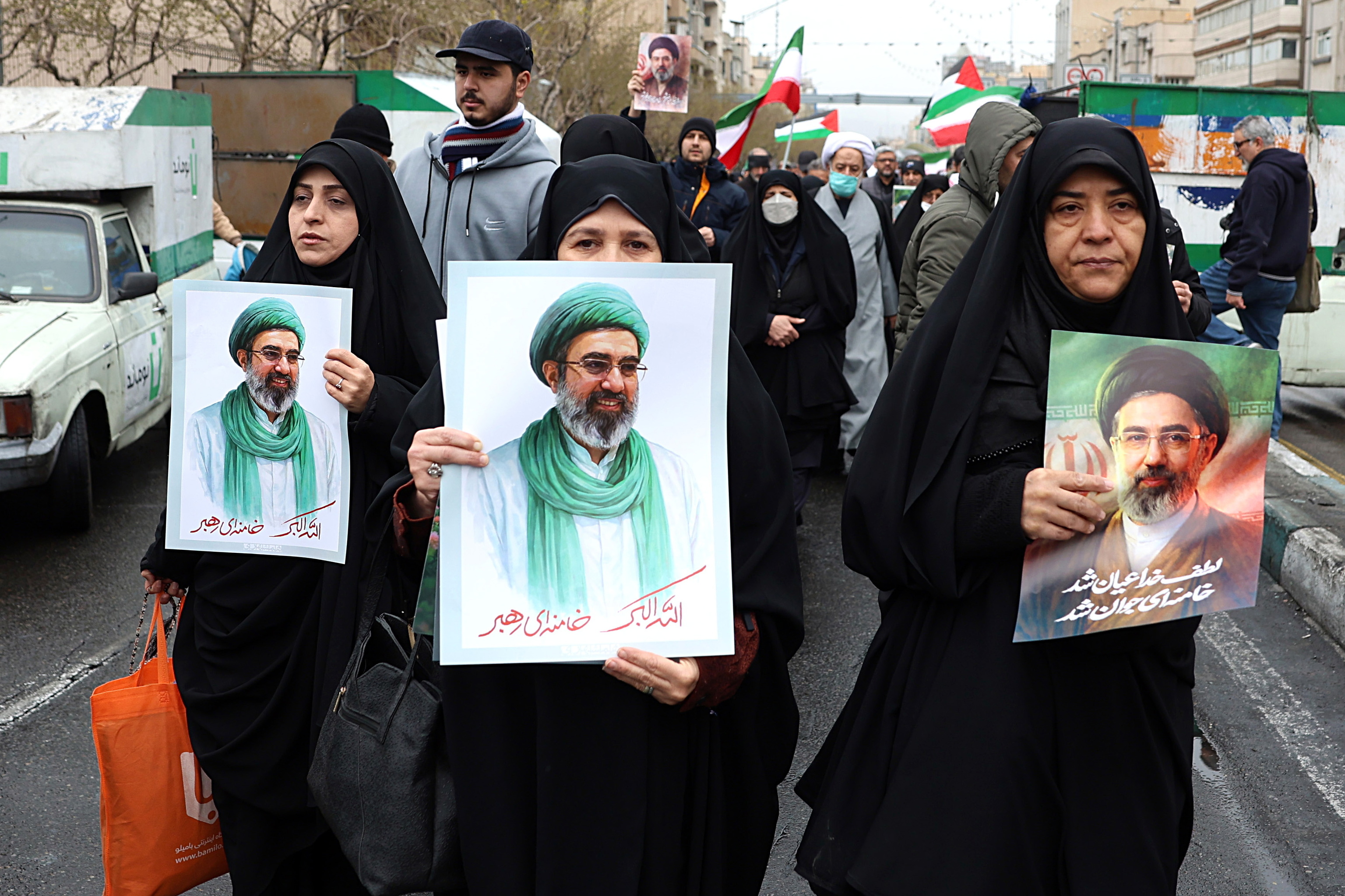 Iraníes con carteles de apoyo al líder supremo, Mojtaba Jamenei.