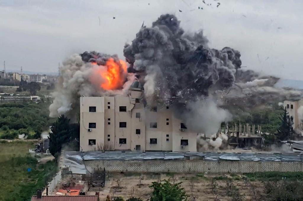 Un proyectil de Israel alcanza un edificio en  Abbasiyyeh, en el sur del Líbano