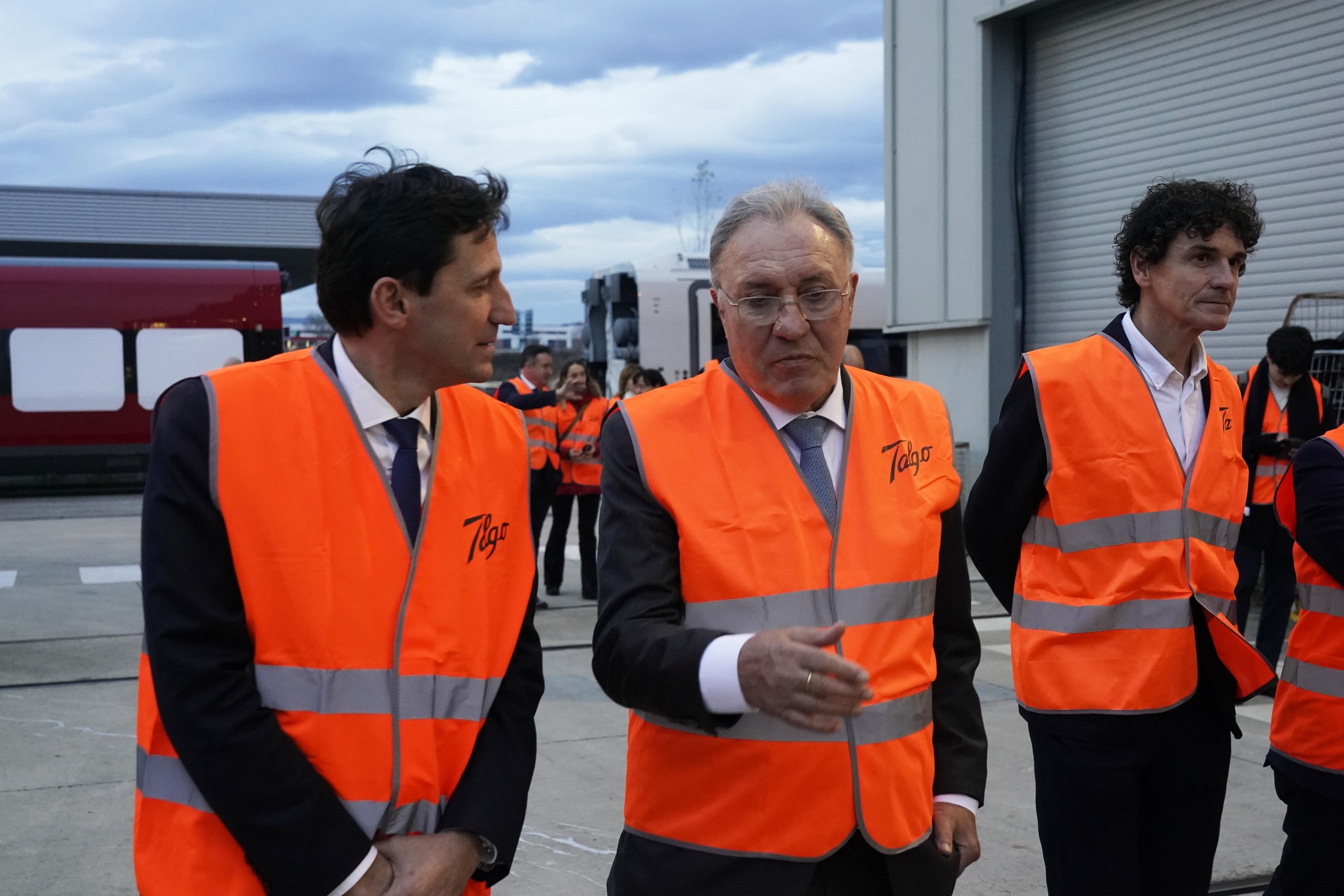 El empresario Jose Jainaga junto al consejero de Hacienda Nöel D'Anjou y el presidente de BBK Unai Rementeria en una visita a la planta de Talgo en Ribabellosa (Álava).