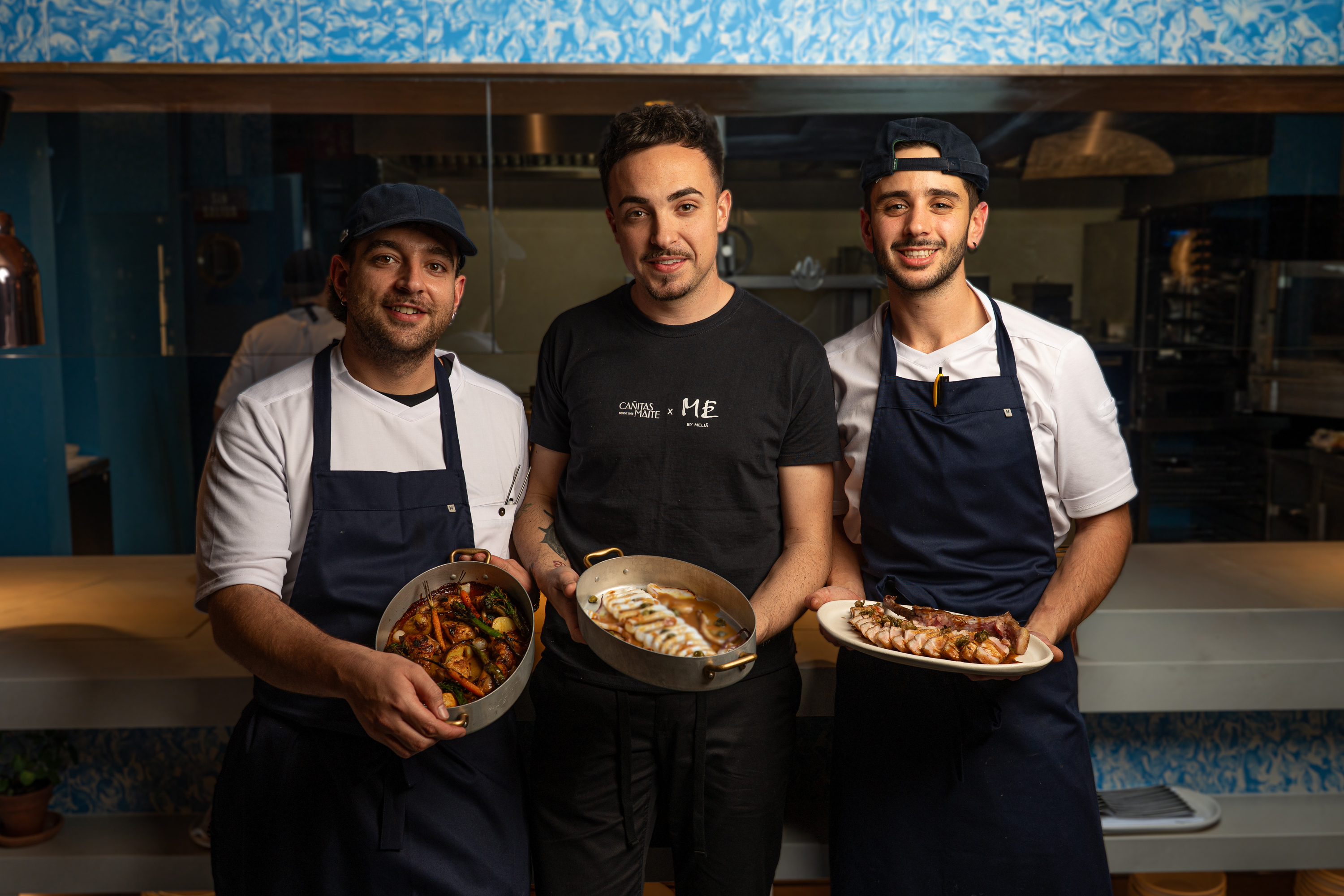 Juan Sanz, en el centro, con dos personas del equipo de cocina.