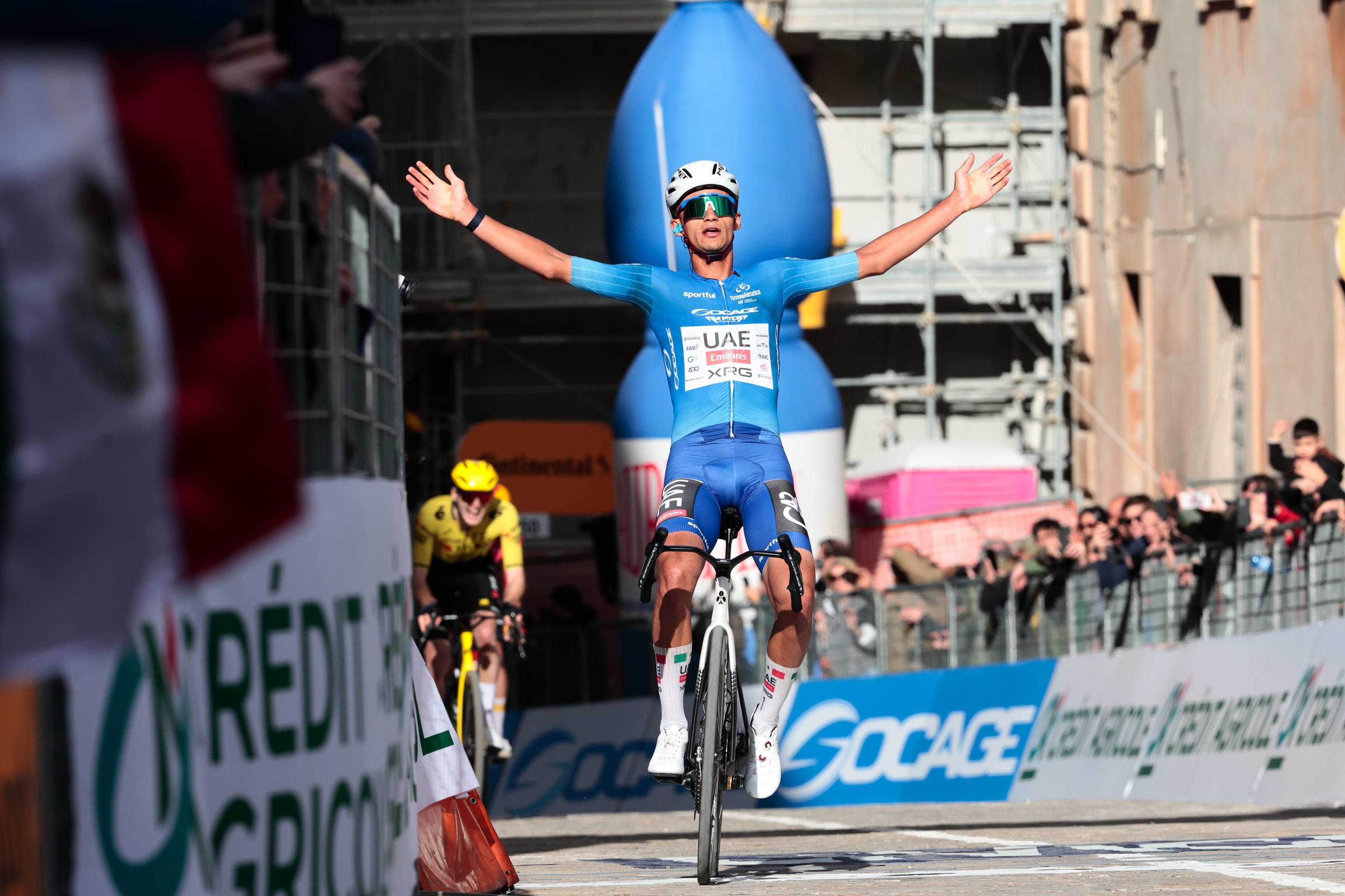 Del Toro celebra el triunfo de la etapa del sábado de la Tirreno-Adriático.