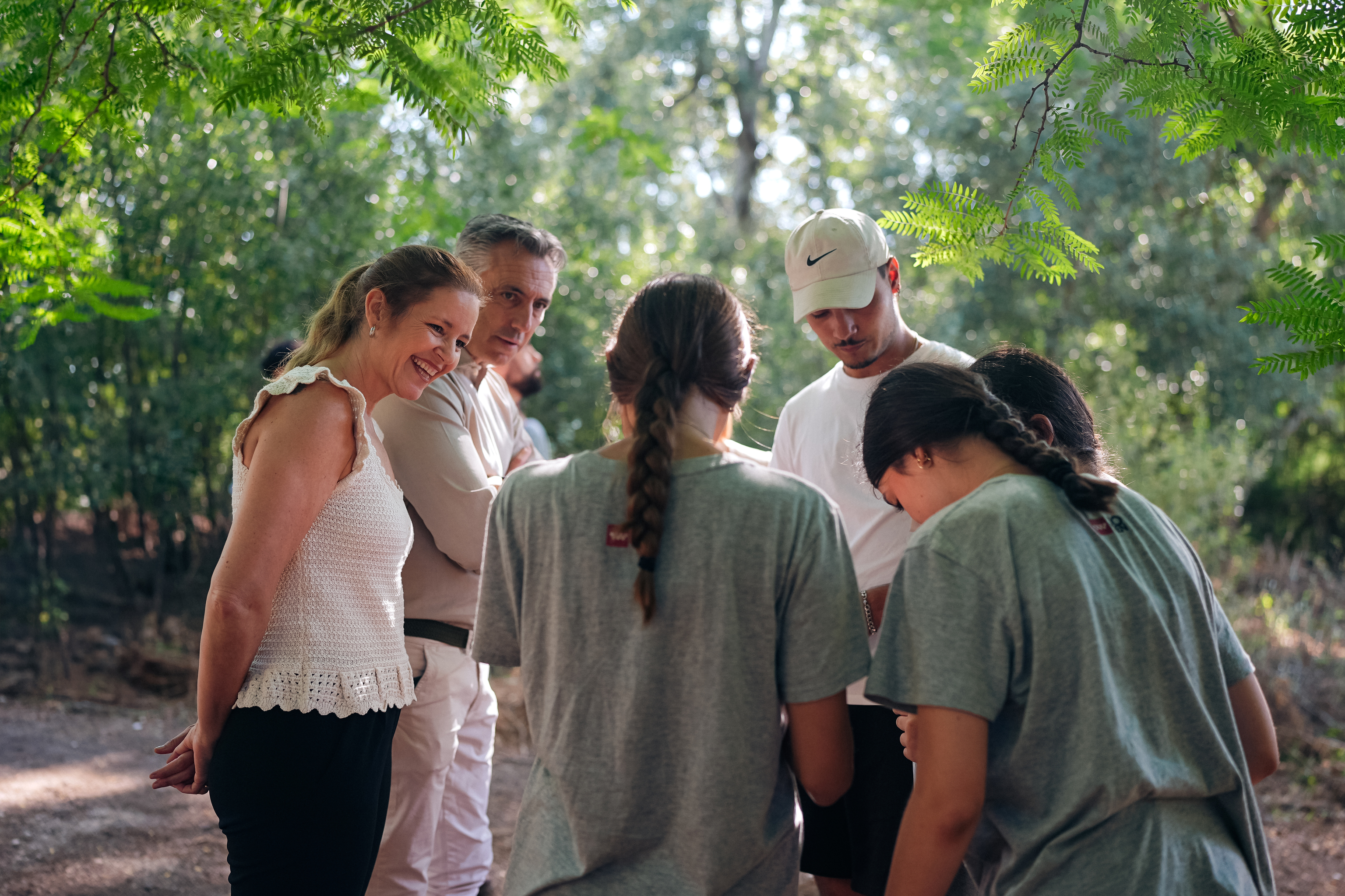 Los consejeros Ana Dávila y Carlos Novillo, en un campamento del pasado verano.