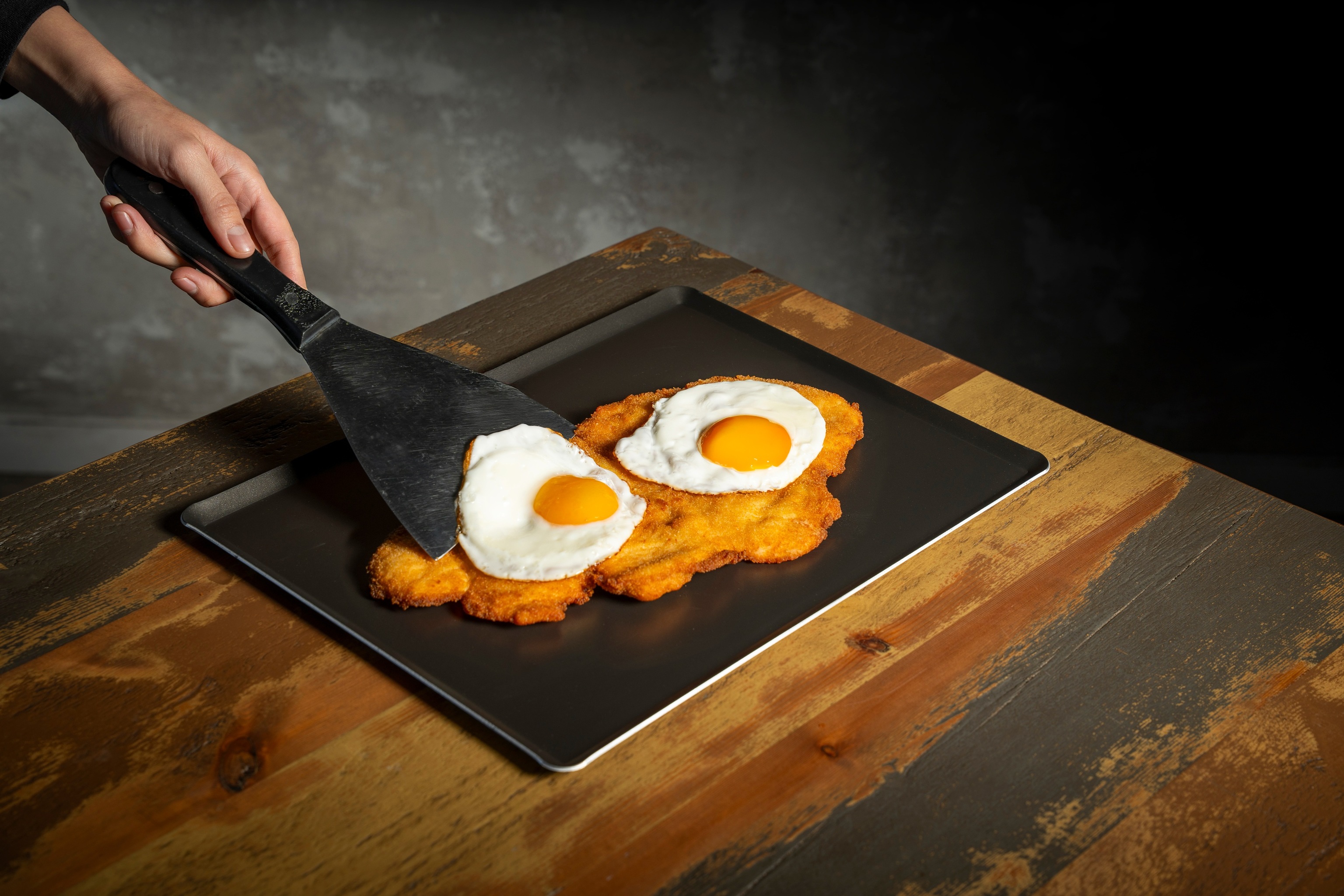 Milanesa a caballo, con dos huevos fritos.