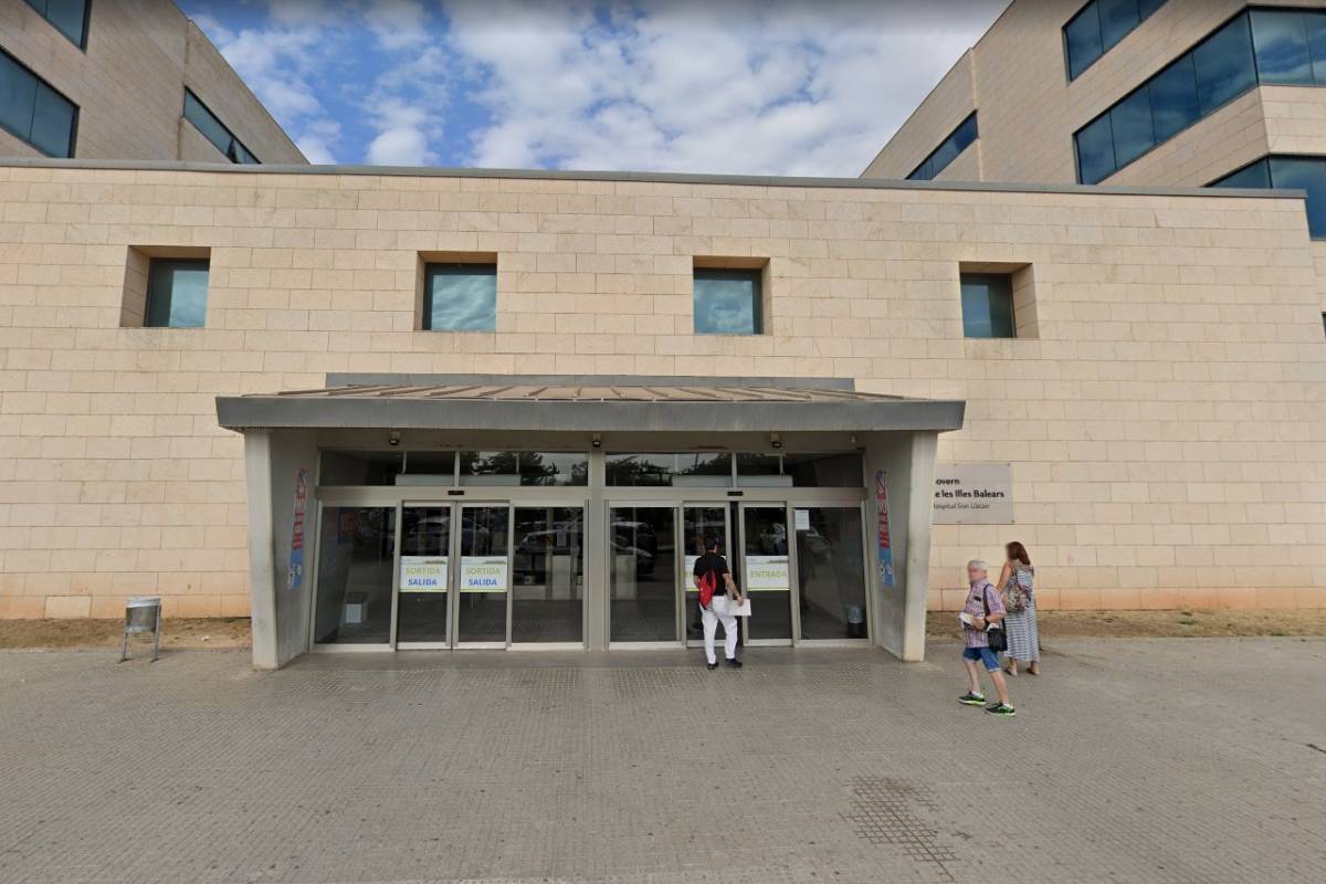 Entrada del hospital Son Llàtzer donde ha sido trasladado el herido por arma blanca.