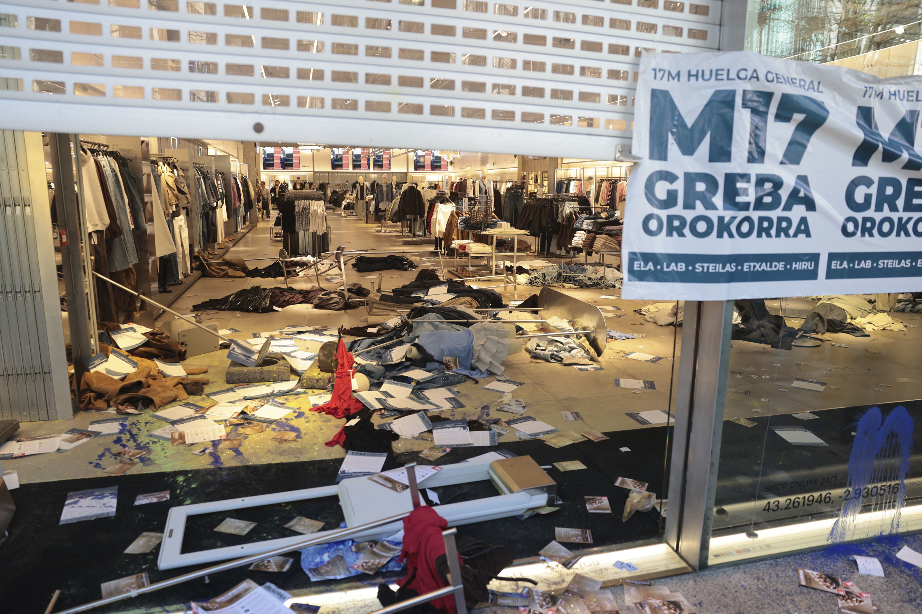 Un establecimiento comercial con destrozos durante la huelga general de este martes.