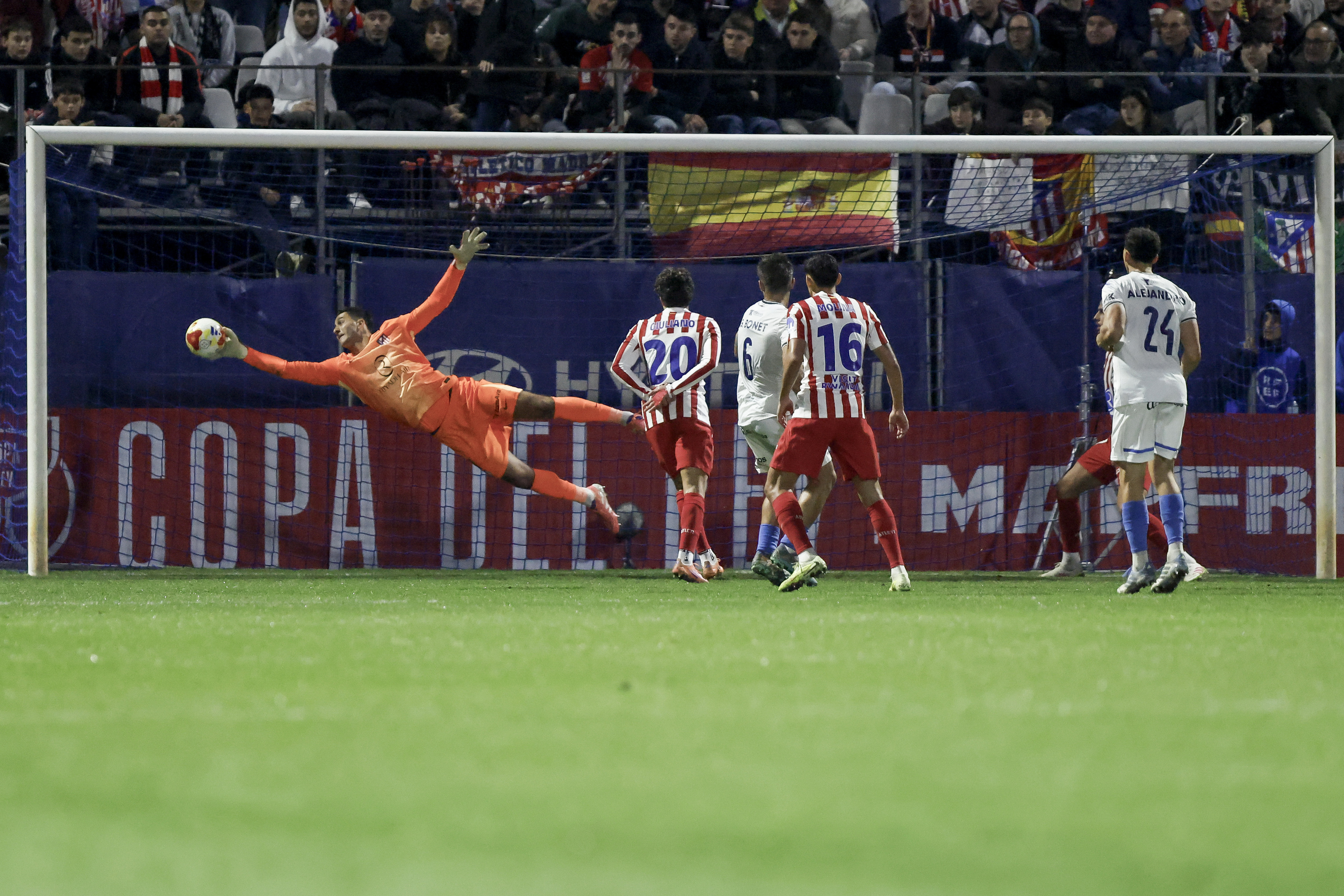 Musso realiza una parada con el Atlético.