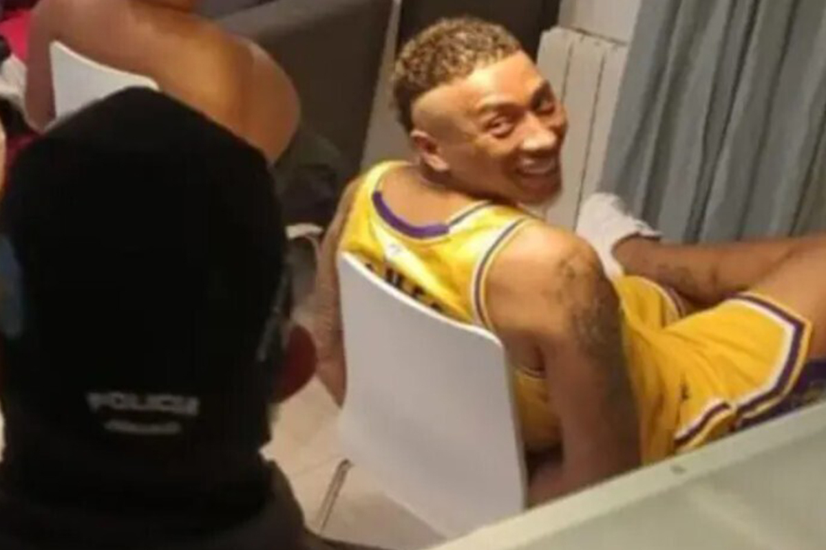 William Joffre Alcívar Bautista, vestido con camiseta de Los Angeles Lakers, en el momento de su detención.