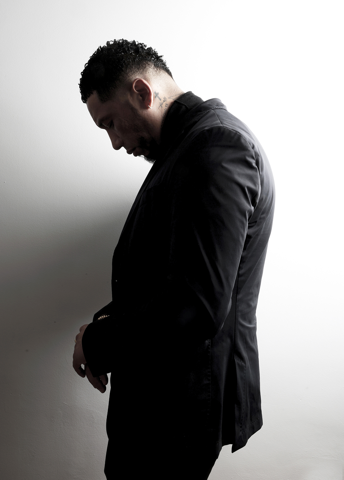 William Joffre Alcívar Bautista, vestido de traje recién comprado, defiende desde España que busca rehacer su vida.