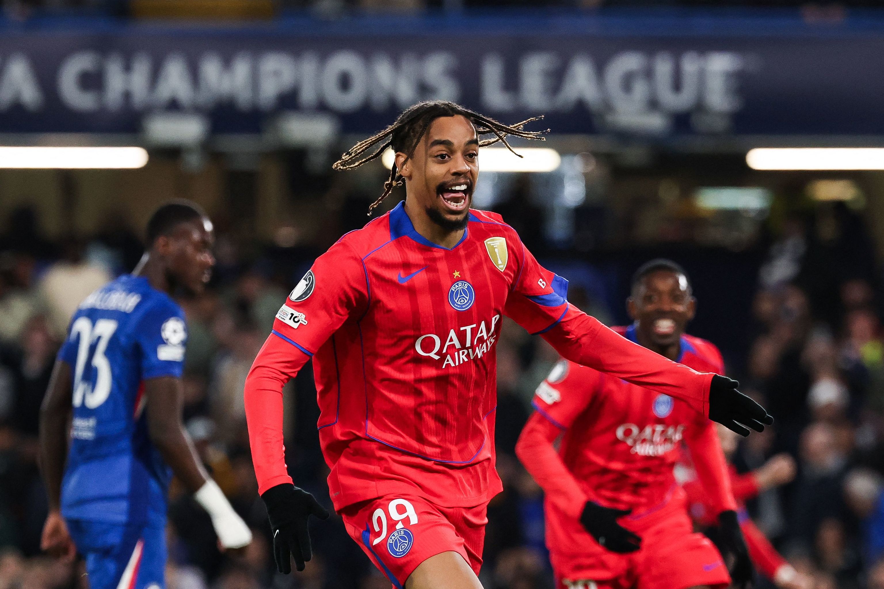Barcola celebra el segundo gol del PSG en Stamford Bridge.