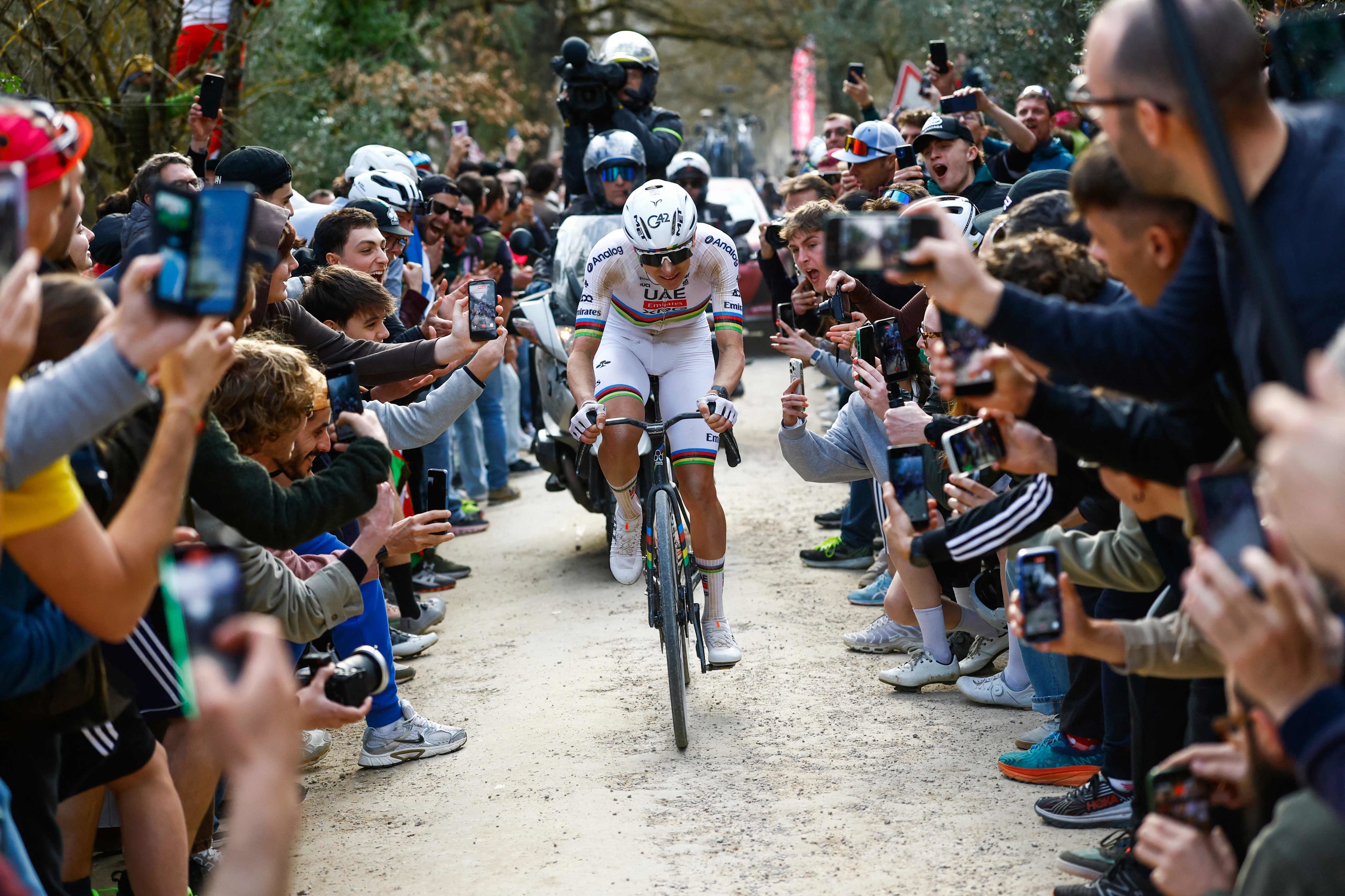 Pogacar, en una de las subidas de la Strade Bianche.