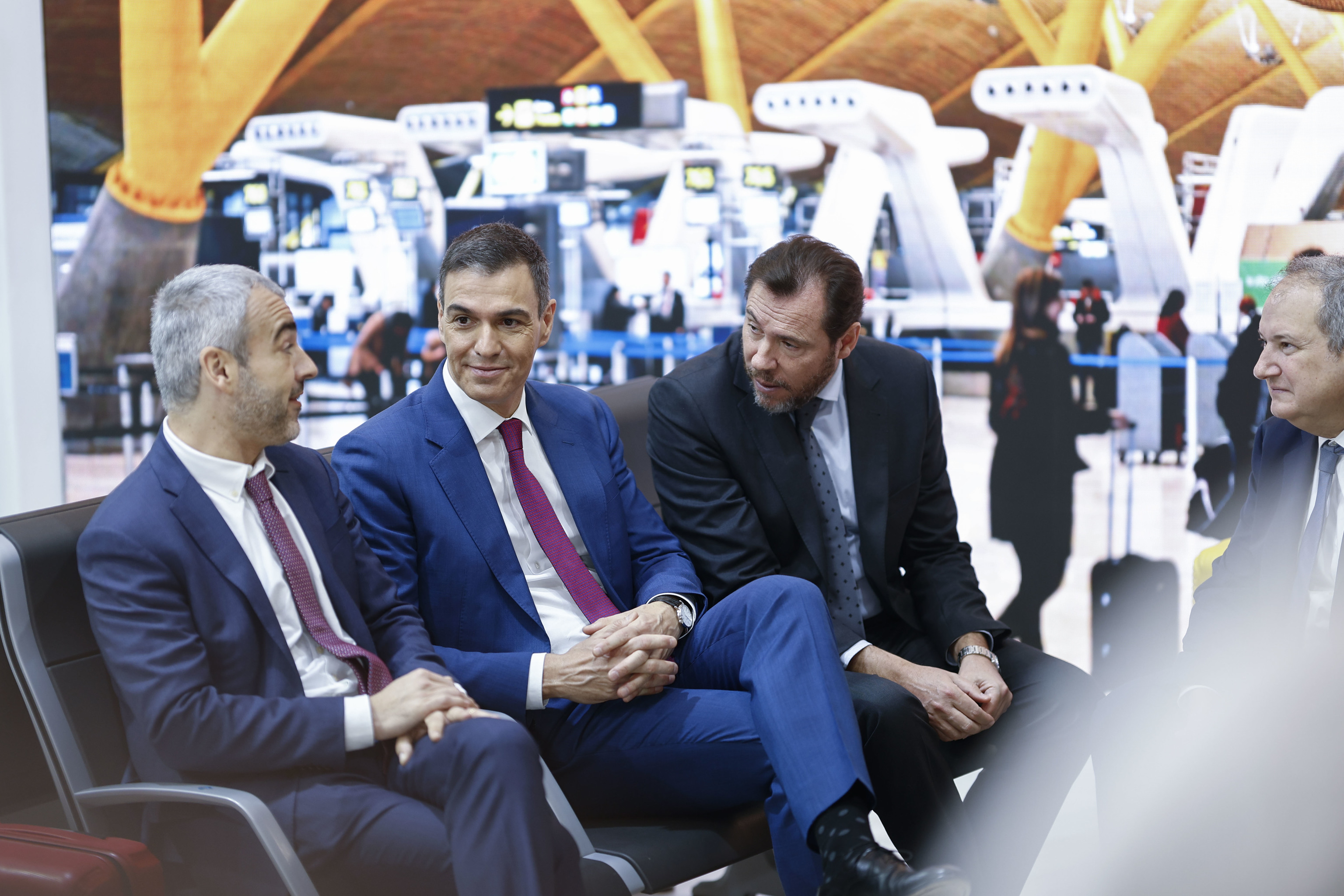 Maurici Lucena (AENA) charla con Pedro Sánchez y Óscar Puente en el aeropuerto de Madrid.