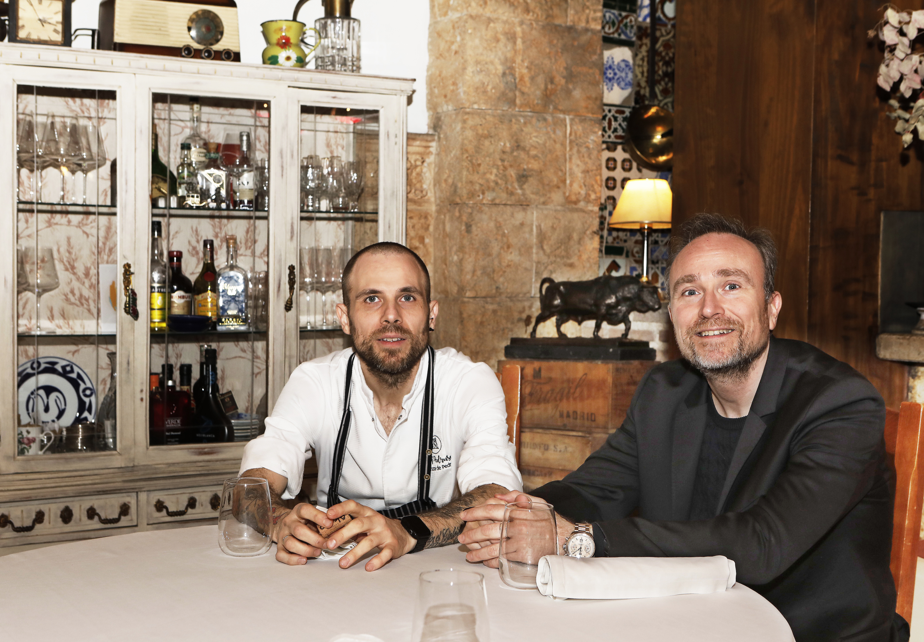 Los hermanos en una de las nueve mesas del restaurante.