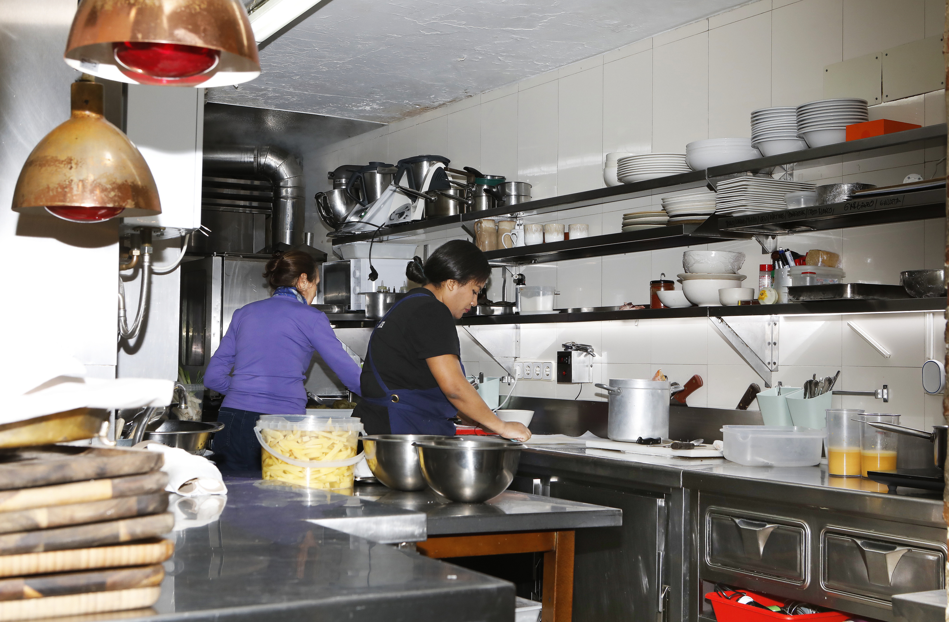 Sagrario (de morado) en la cocina.