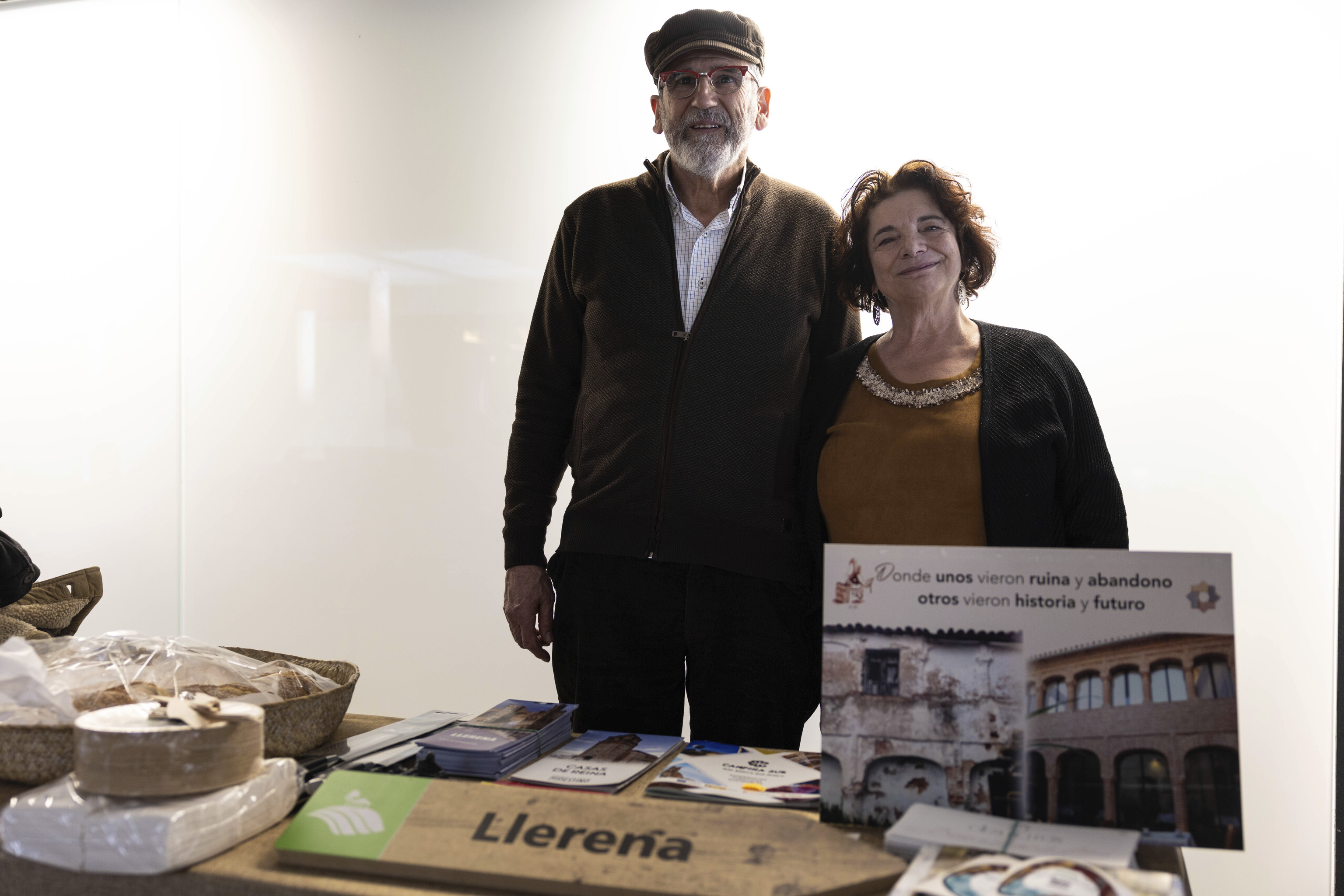 Julio Galindo y su esposa con su proyecto de casa rural "Cieza de León" en Llerena.